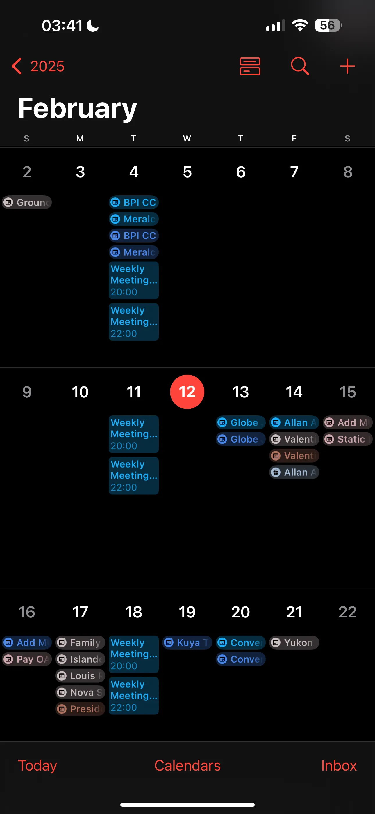 Chế độ xem tháng của Lịch Apple trên iOS 18 sau khi phóng to, hiển thị chi tiết tên sự kiện trong tuần
