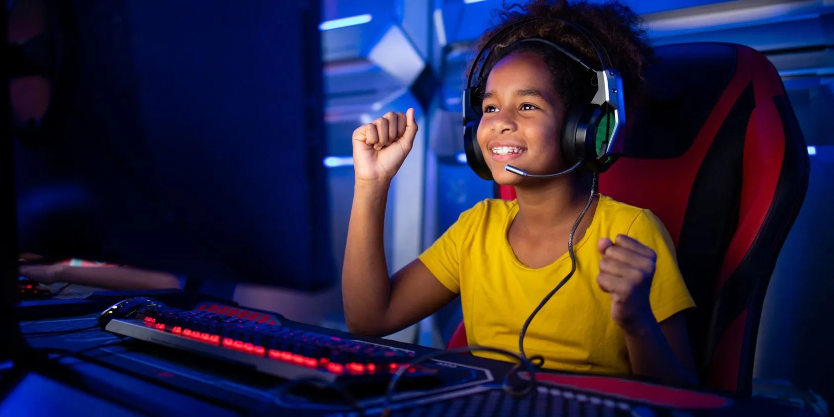 Cô bé đang chơi game trên máy tính, nhấn mạnh rủi ro khi chia sẻ thư viện Steam với người khác