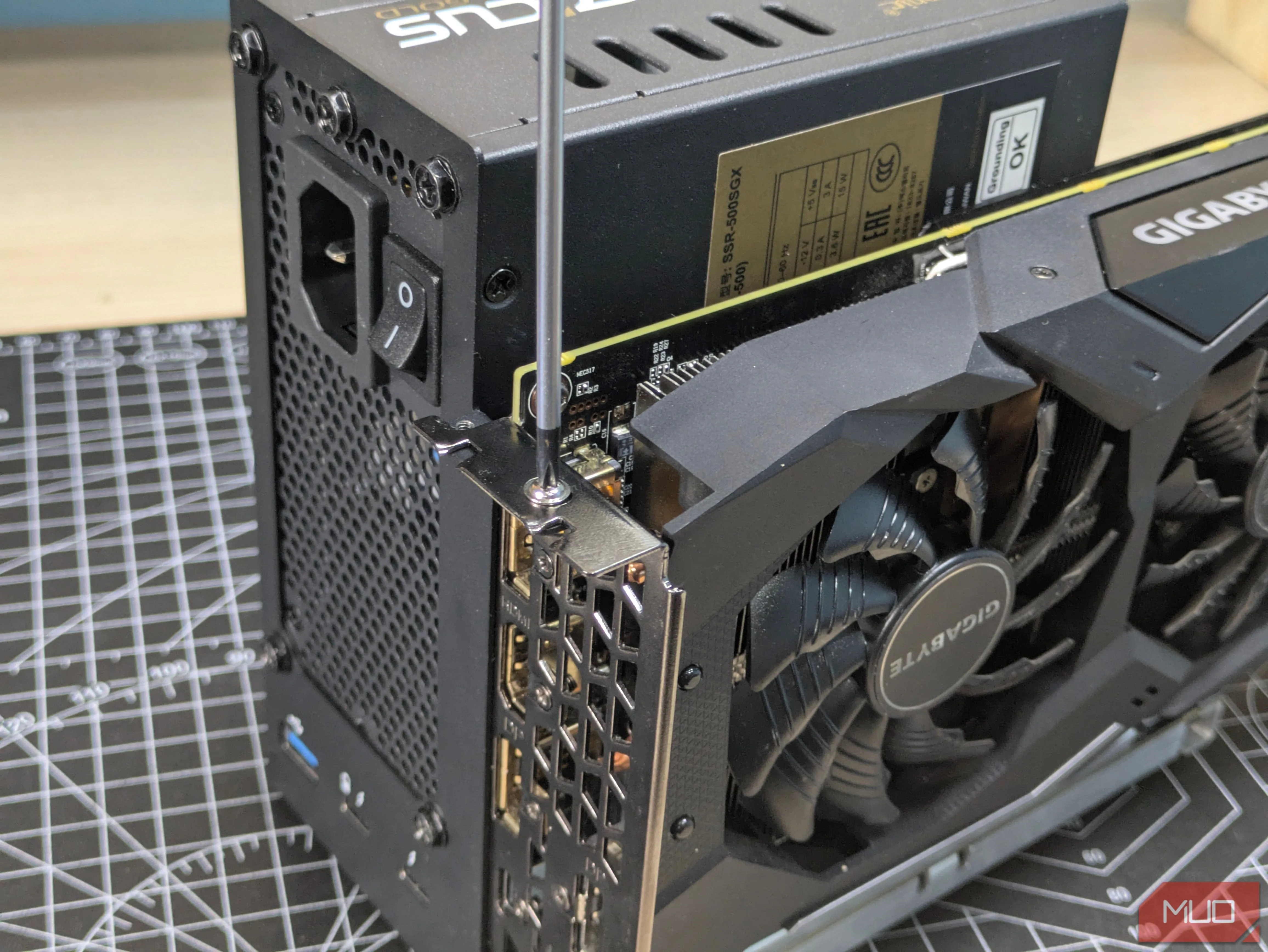 Cố định card đồ họa (GPU) và bộ nguồn (PSU) chắc chắn vào khung gắn trên dock eGPU, đảm bảo ổn định khi hoạt động.
