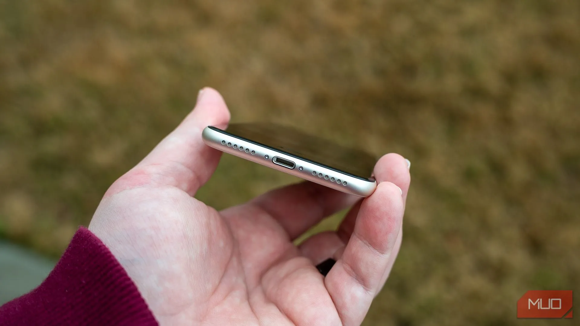 Cổng Lightning và loa dưới đáy của iPhone SE 2022