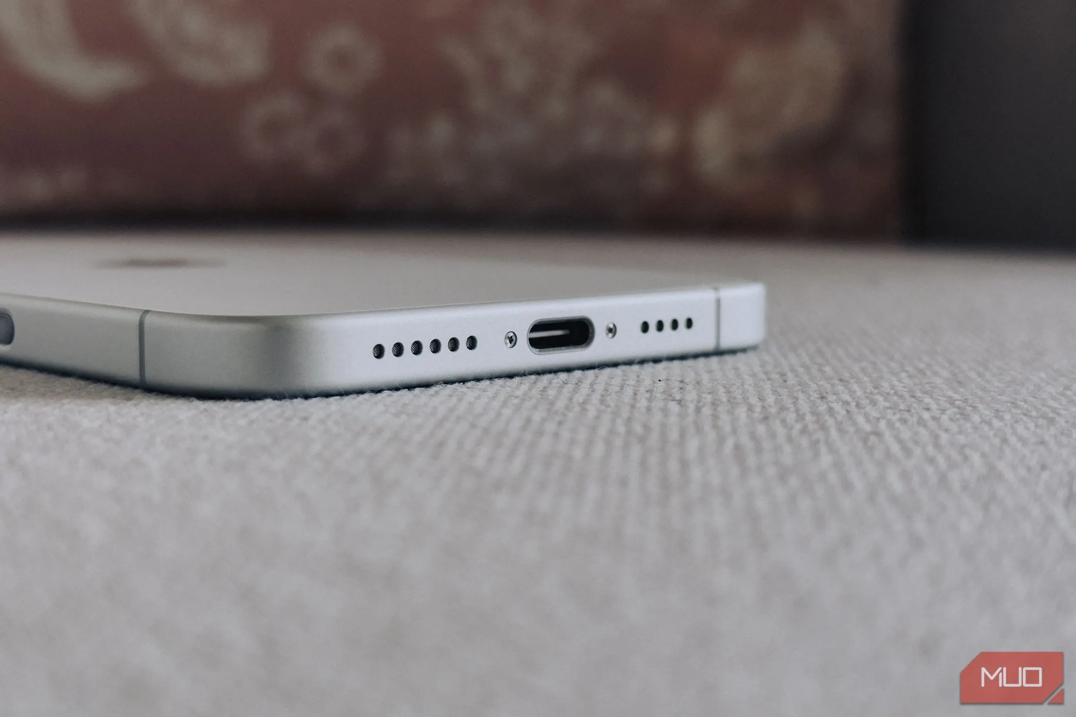 Cổng USB-C trên iPhone 16 Plus