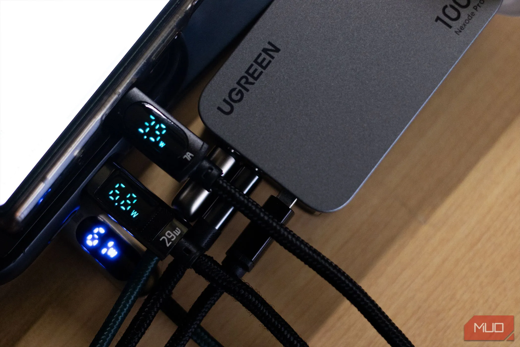 Củ sạc Ugreen Nexode Pro 100W USB-C hiển thị công suất đầu ra
