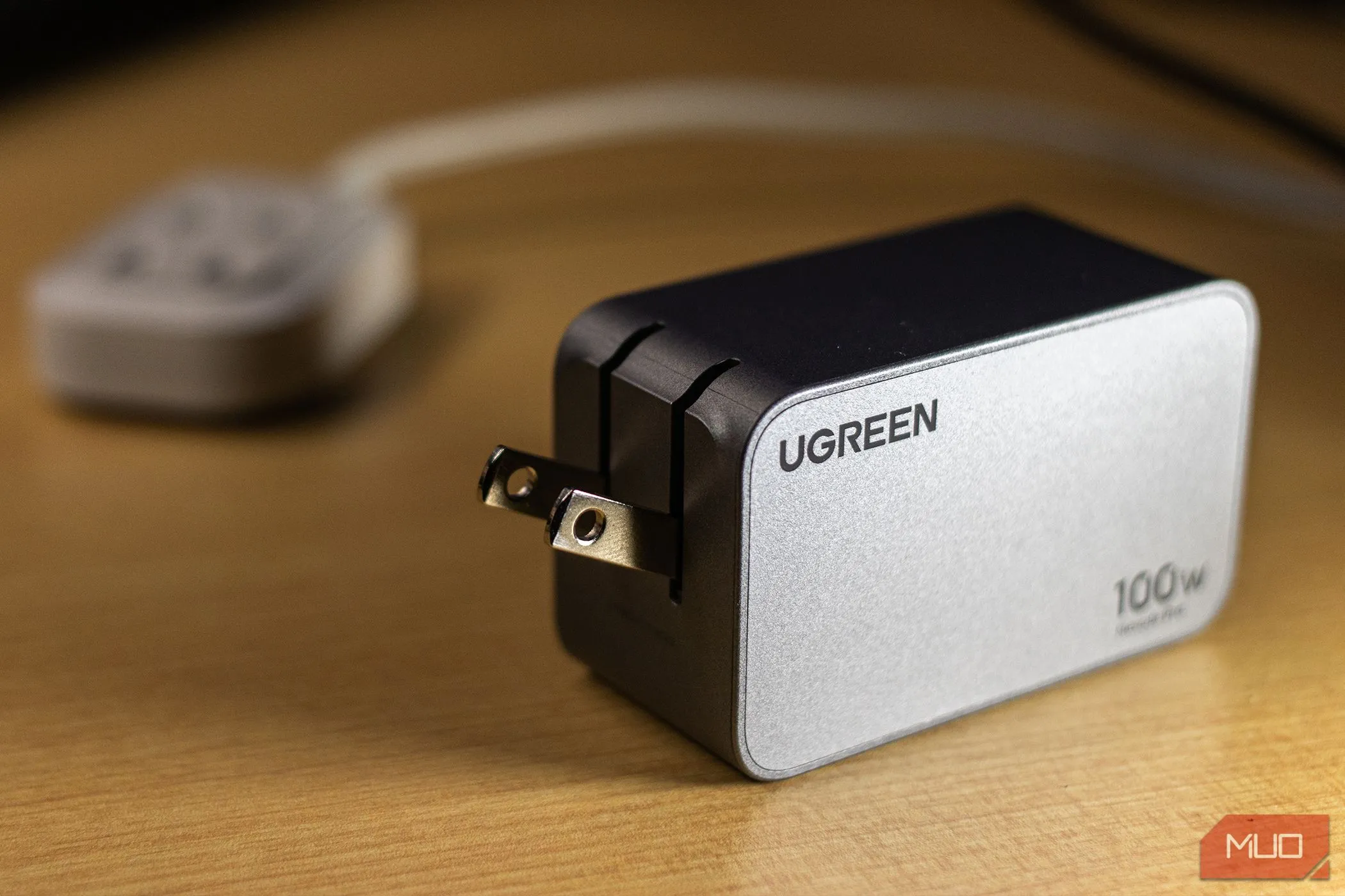 Cục sạc Ugreen Nexode Pro 100W USB-C với phích cắm gập, đại diện cho sạc chất lượng cao