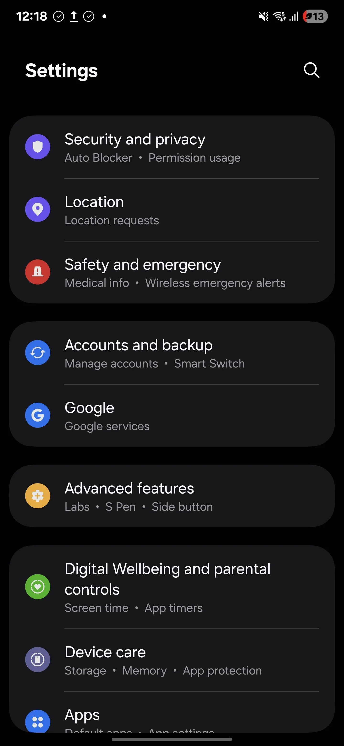 Danh sách các mục trong menu &quot;Cài đặt&quot; của điện thoại Samsung, hiển thị các tùy chọn dịch vụ định vị cần thiết để vô hiệu hóa tính năng quét Bluetooth.