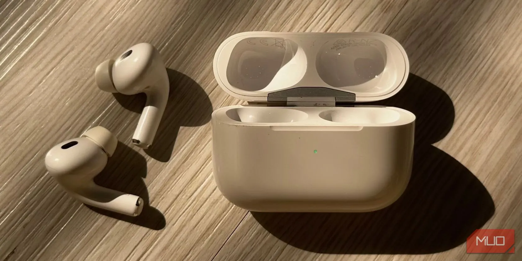 Đèn báo trạng thái màu xanh lá trên hộp sạc AirPods có thiết kế hình chữ nhật