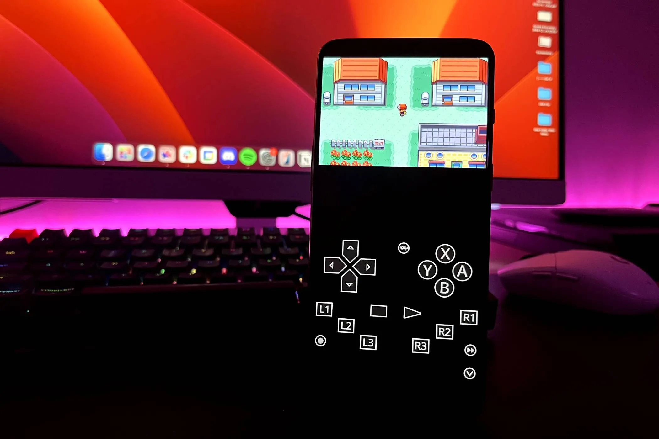 Điện thoại Android chạy giả lập game cổ điển, được kết nối với bàn phím và chuột, cho thấy khả năng biến thành máy chơi game cầm tay
