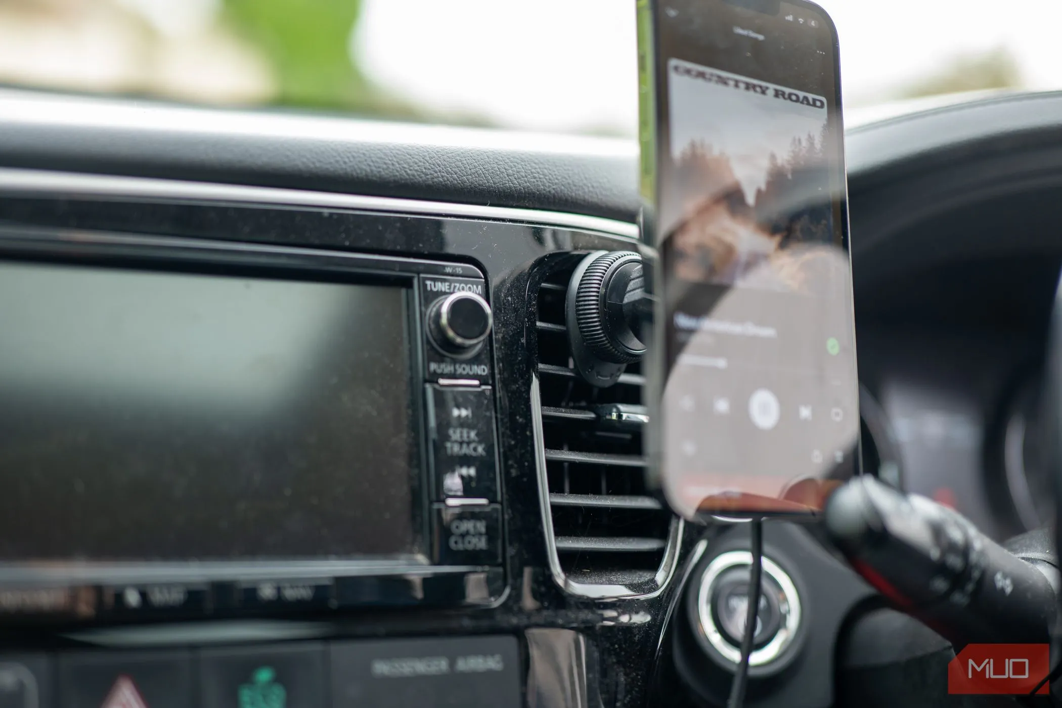 Điện thoại Android cũ được gắn trên giá đỡ điện thoại trong ô tô, biến thành camera hành trình hoặc màn hình Android Auto