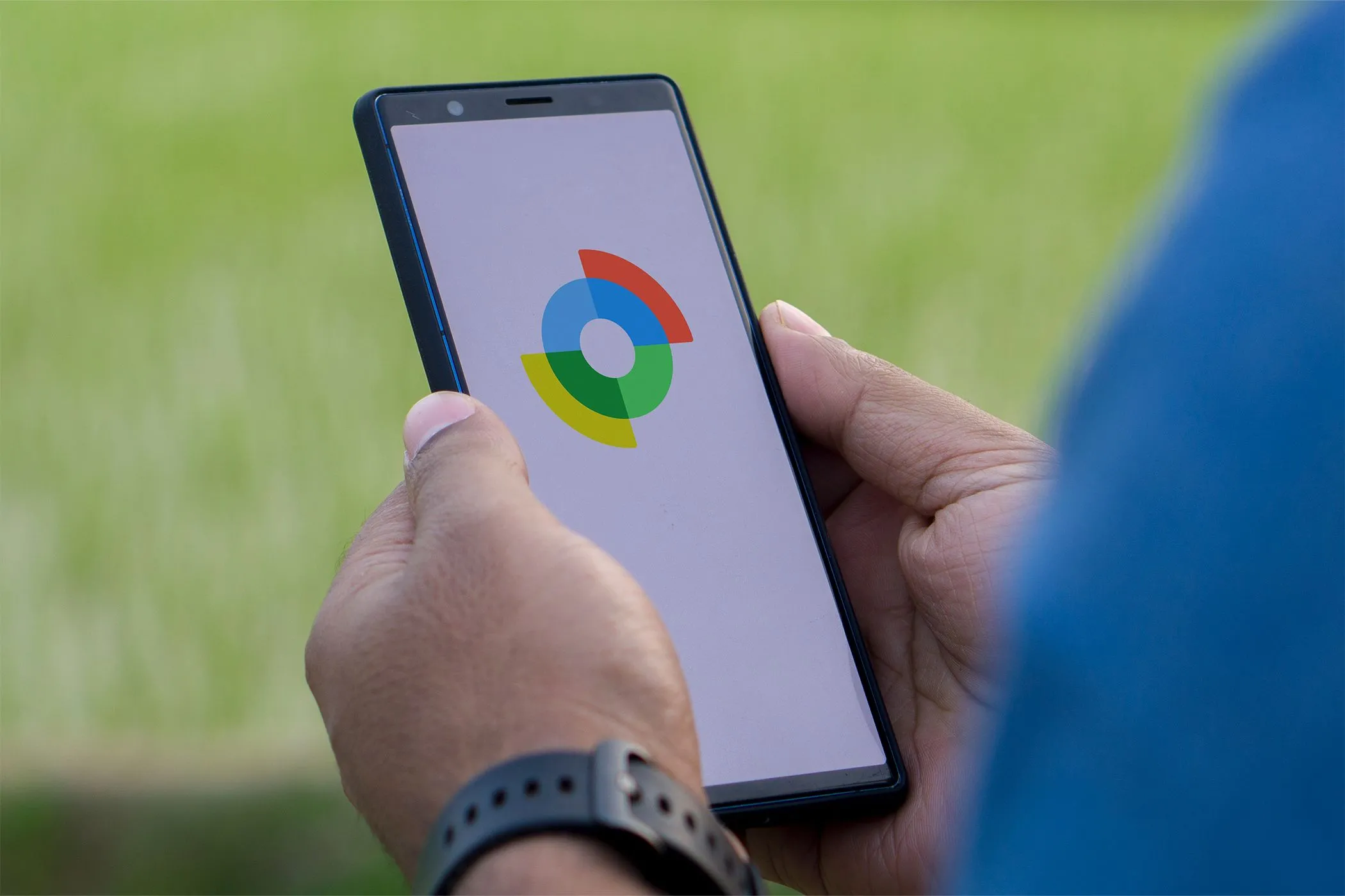 Điện thoại Android hiển thị màn hình tải ứng dụng Google Find Device, minh họa hệ thống định vị cho thiết bị thất lạc