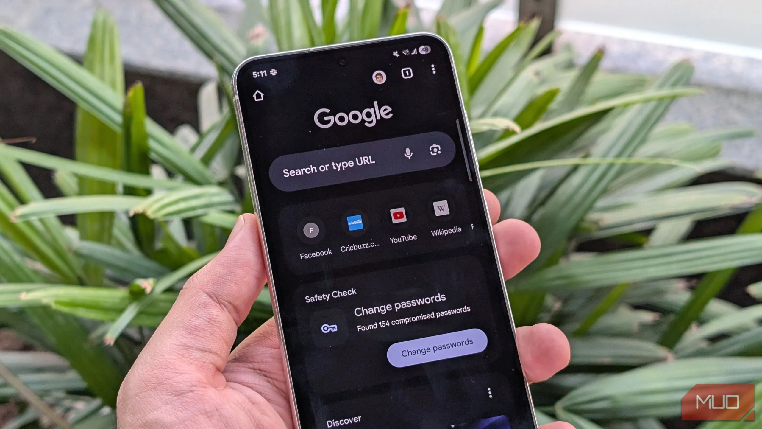 Điện thoại Android hiển thị ứng dụng Google Chrome, minh họa giao diện trình duyệt.