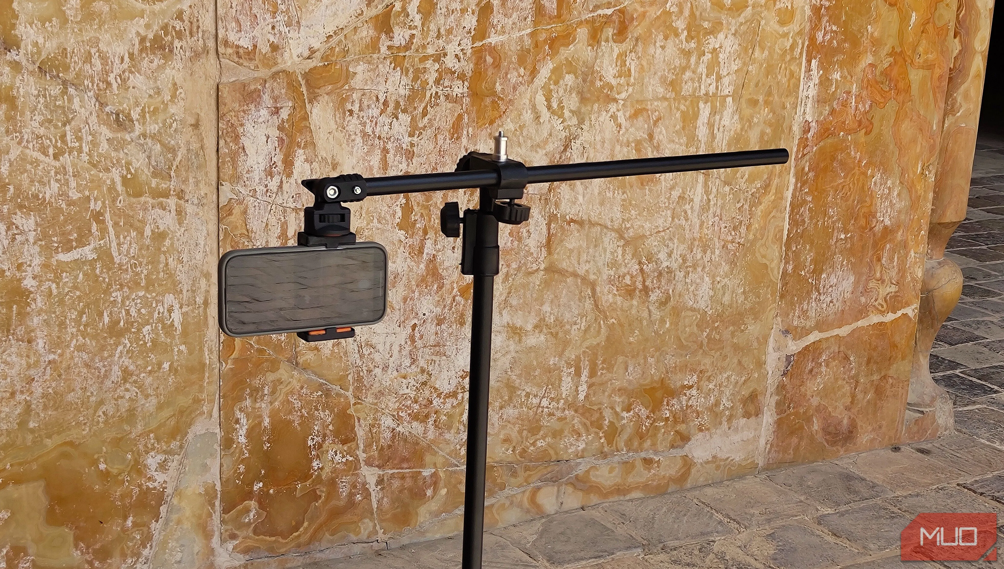 Điện thoại gắn trên tripod hướng vào tường