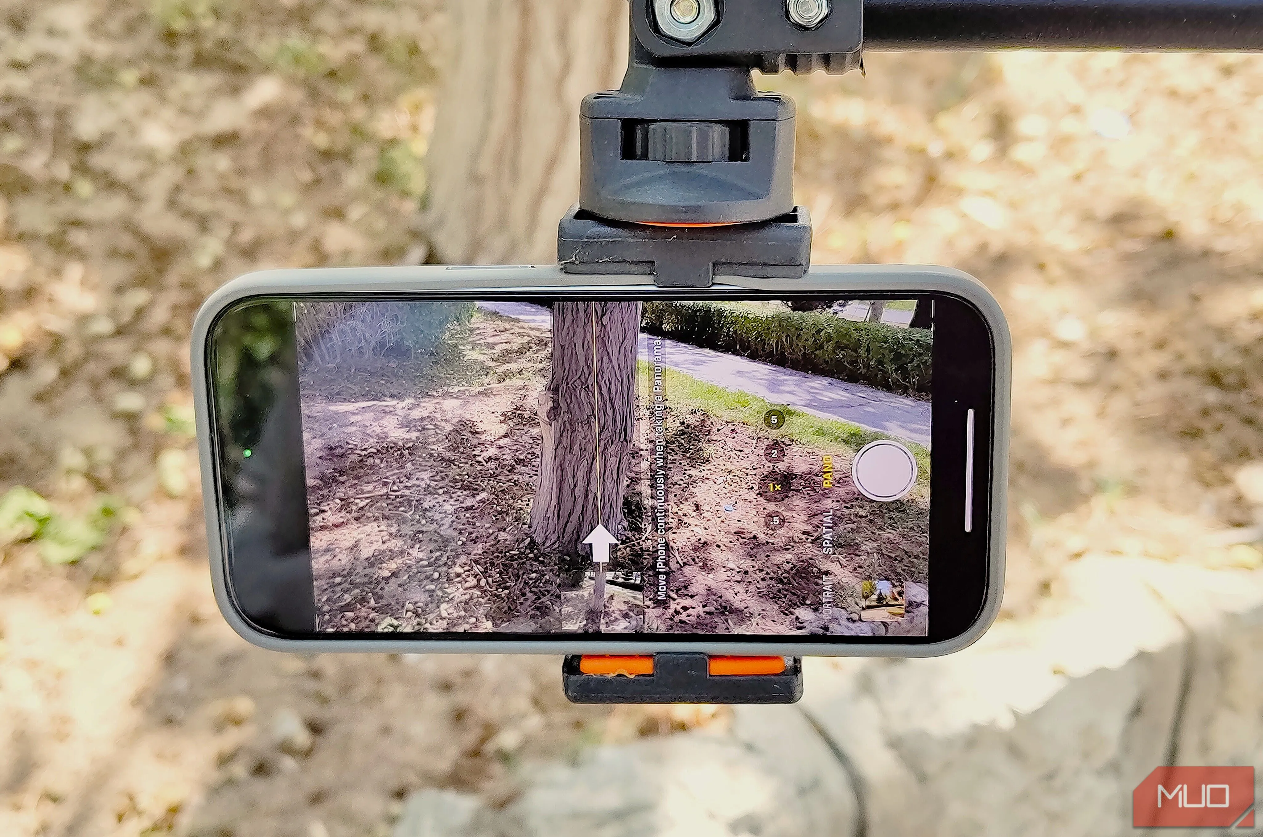 Điện thoại gắn trên tripod ở chế độ panorama