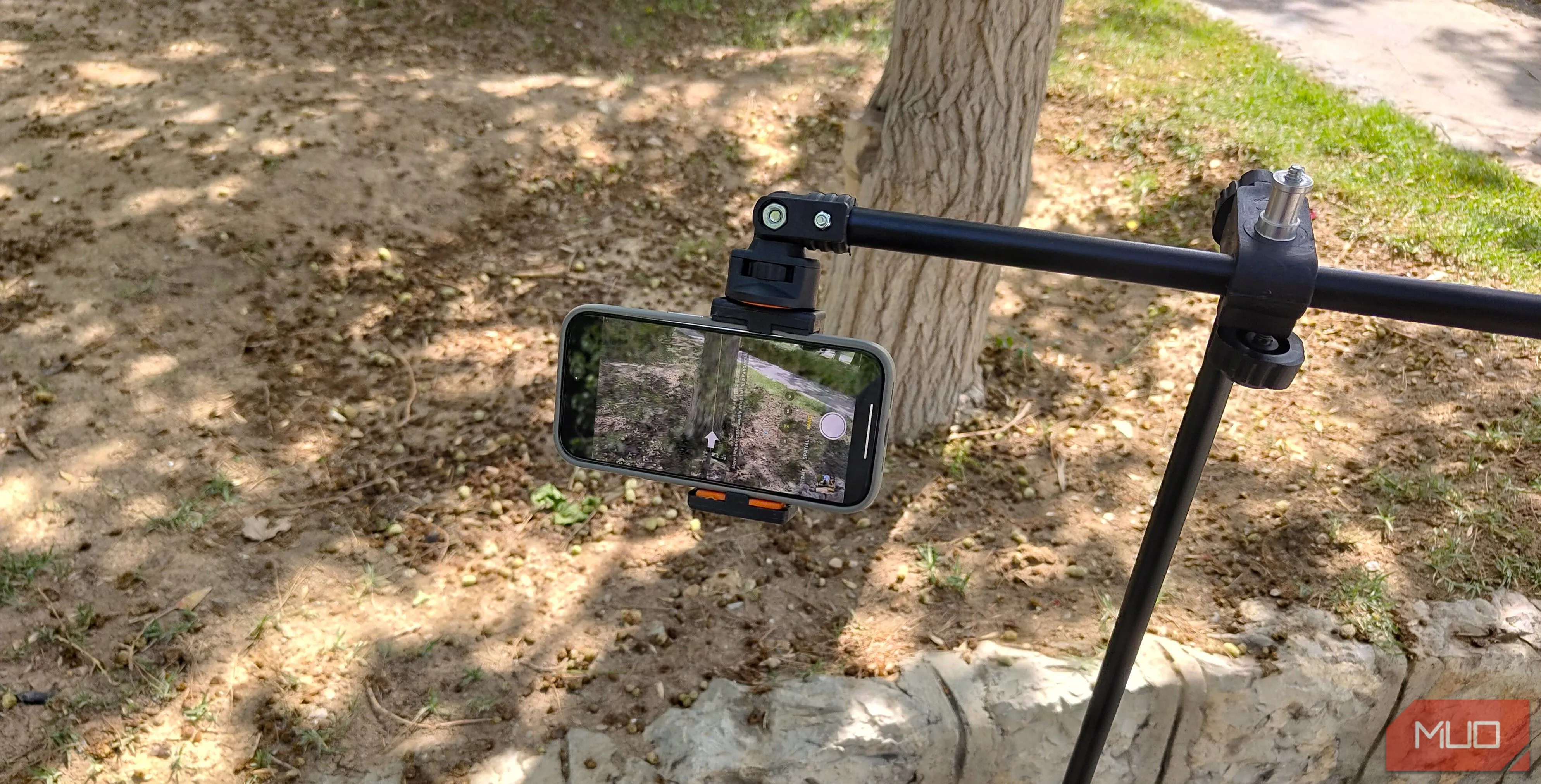 Điện thoại gắn trên tripod
