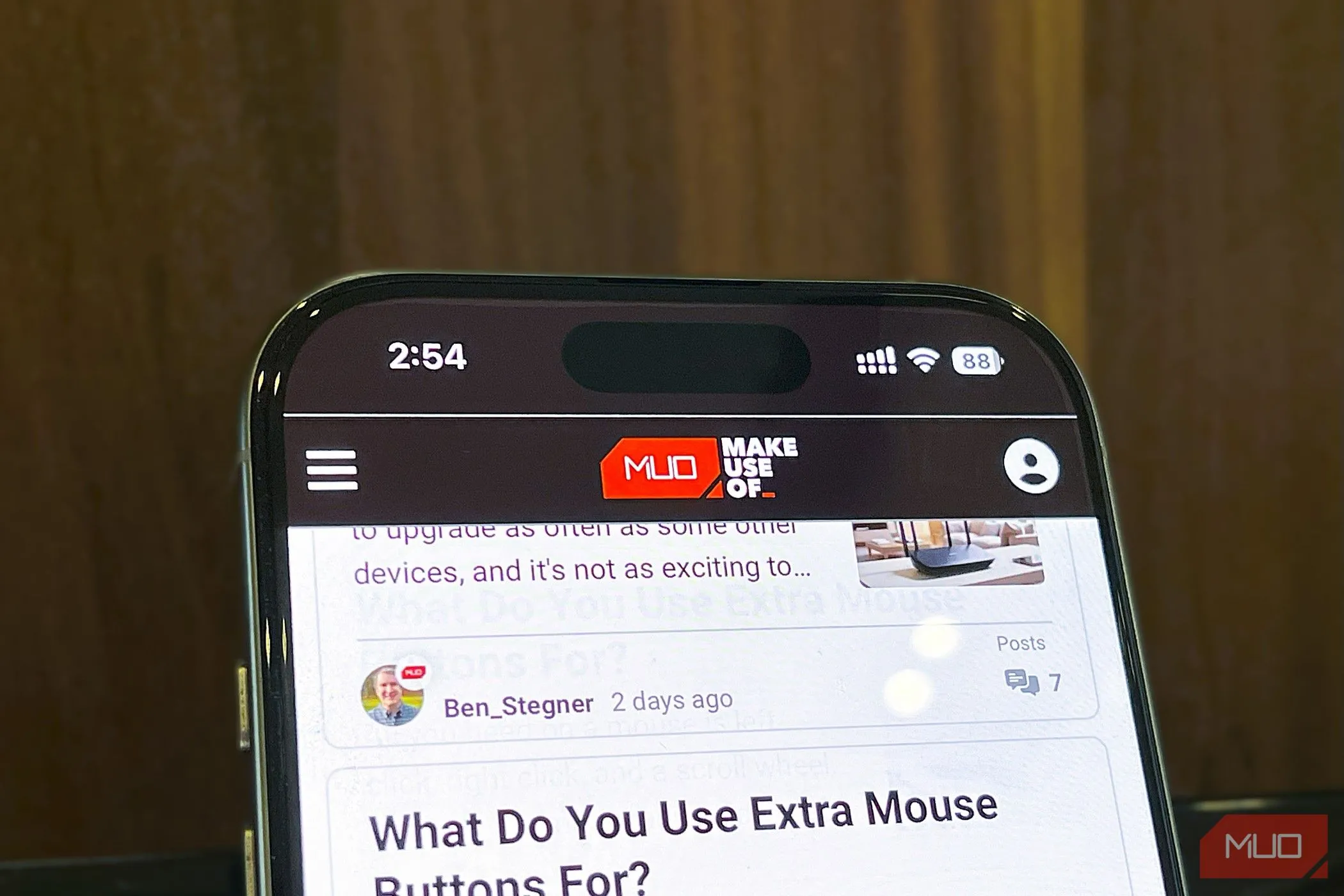 Điện thoại iPhone đang chạy trình duyệt Safari, minh họa trải nghiệm người dùng iPhone