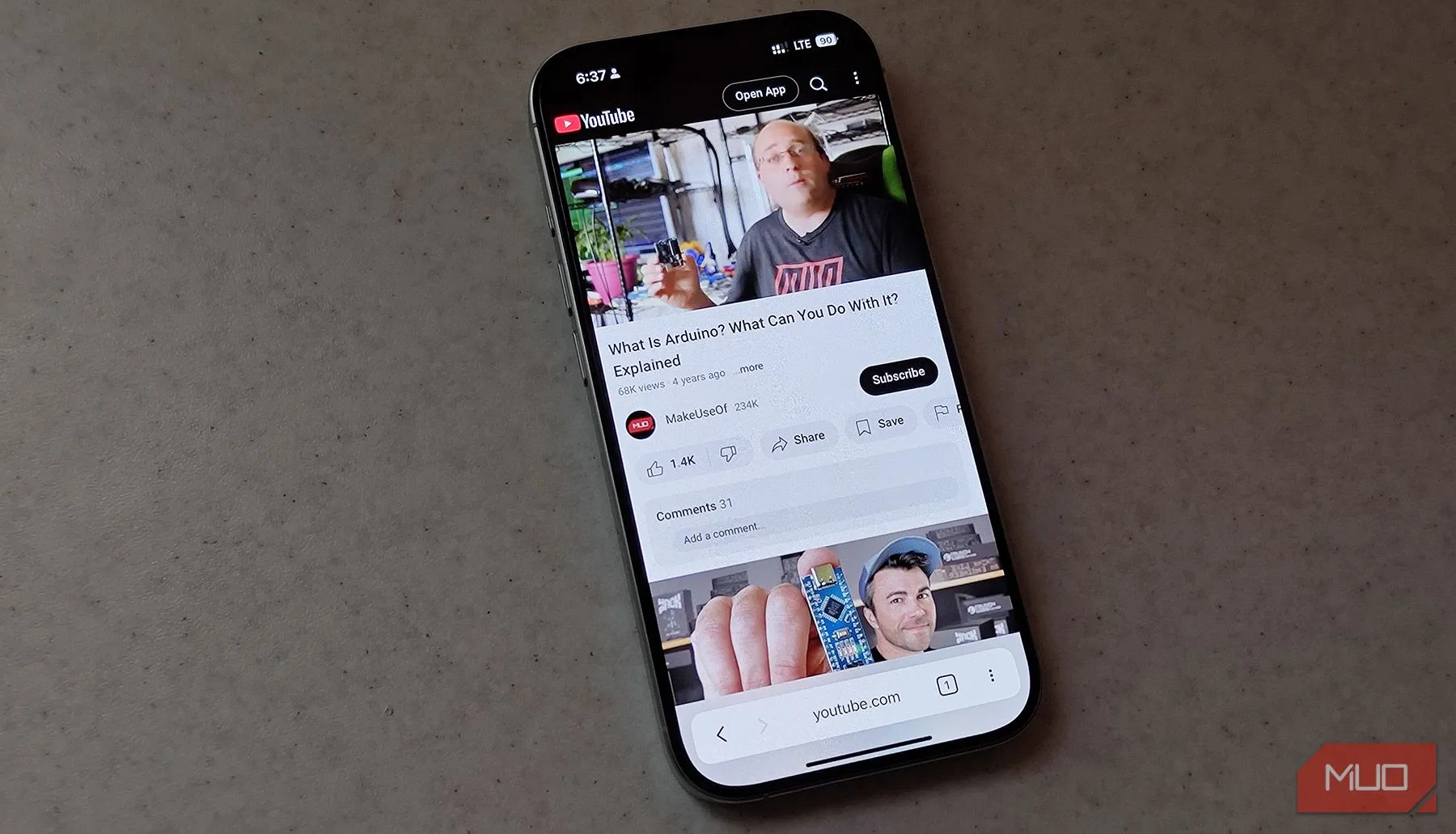 Điện thoại iPhone hiển thị giao diện web YouTube, minh họa phương pháp kiểm tra pin trình duyệt