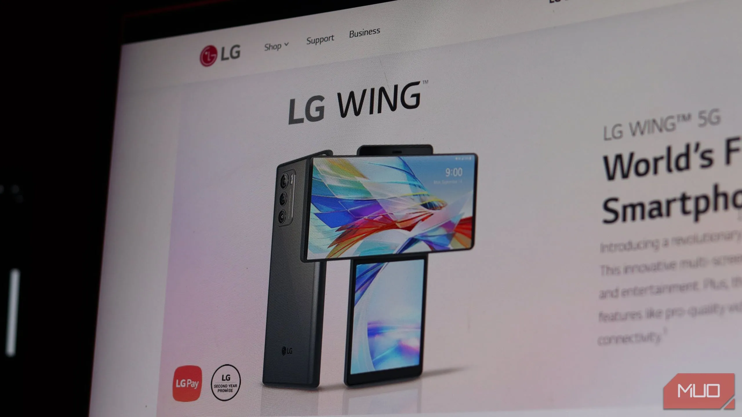 Điện thoại LG Wing với màn hình xoay và logo LG trên website