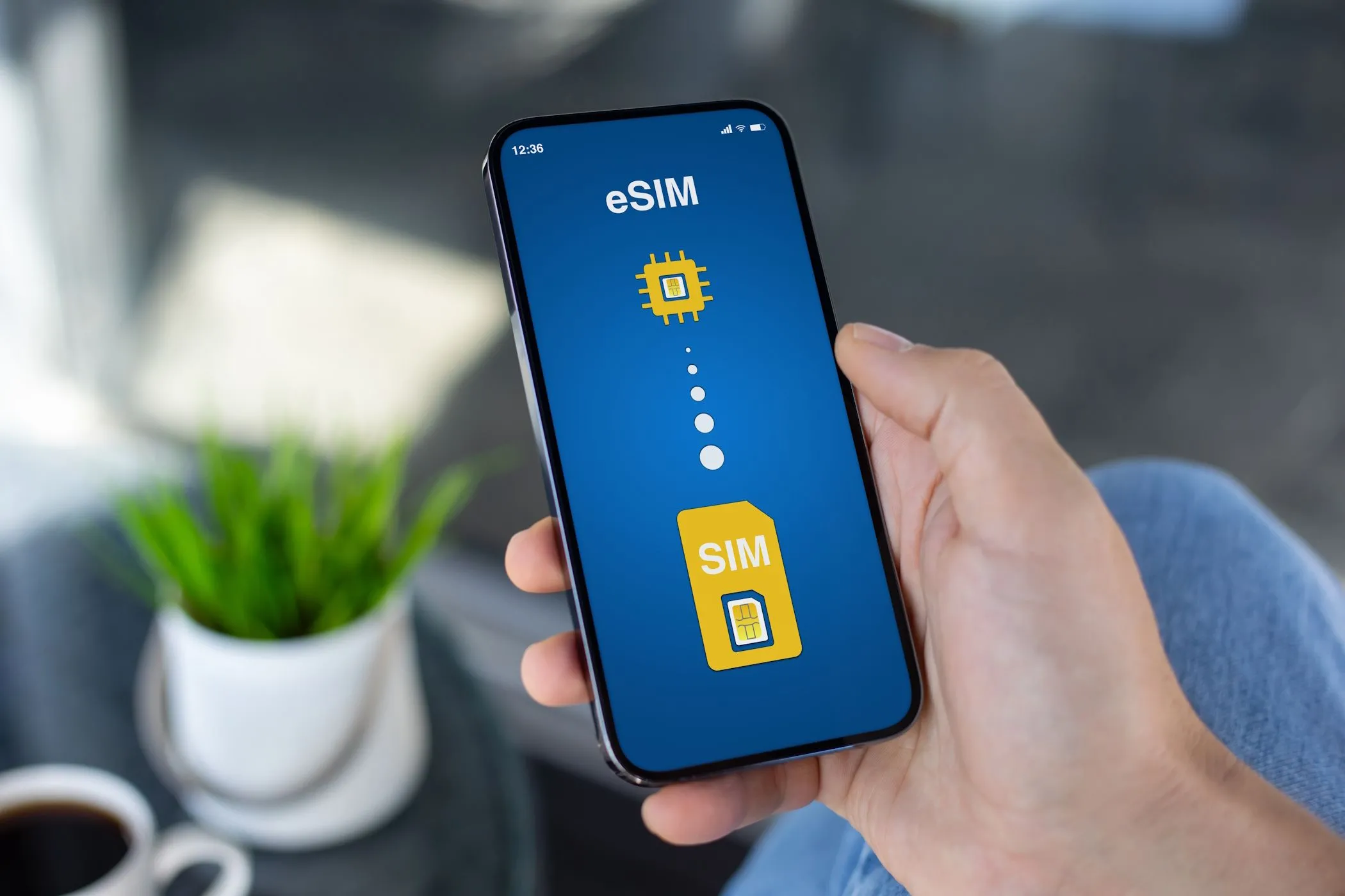 Điện thoại minh họa chuyển đổi từ SIM vật lý sang eSIM để tăng cường bảo mật chống trộm
