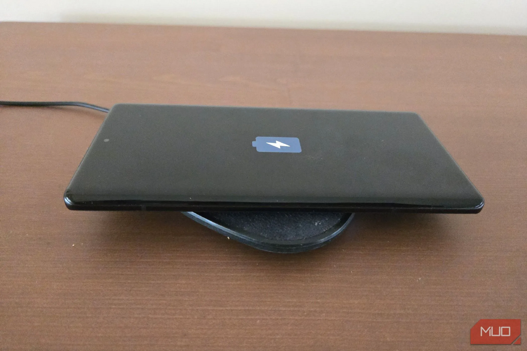 Điện thoại Motorola Edge Plus 2023 sạc không dây, minh họa việc sạc pin thường xuyên