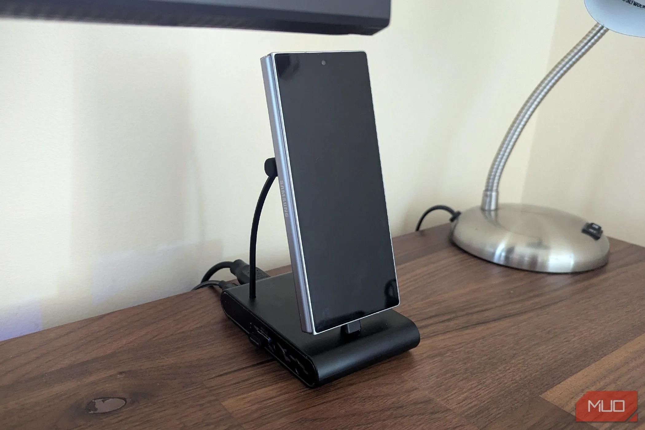 Điện thoại Samsung Galaxy Z Fold 6 đặt trên đế cắm USB-C