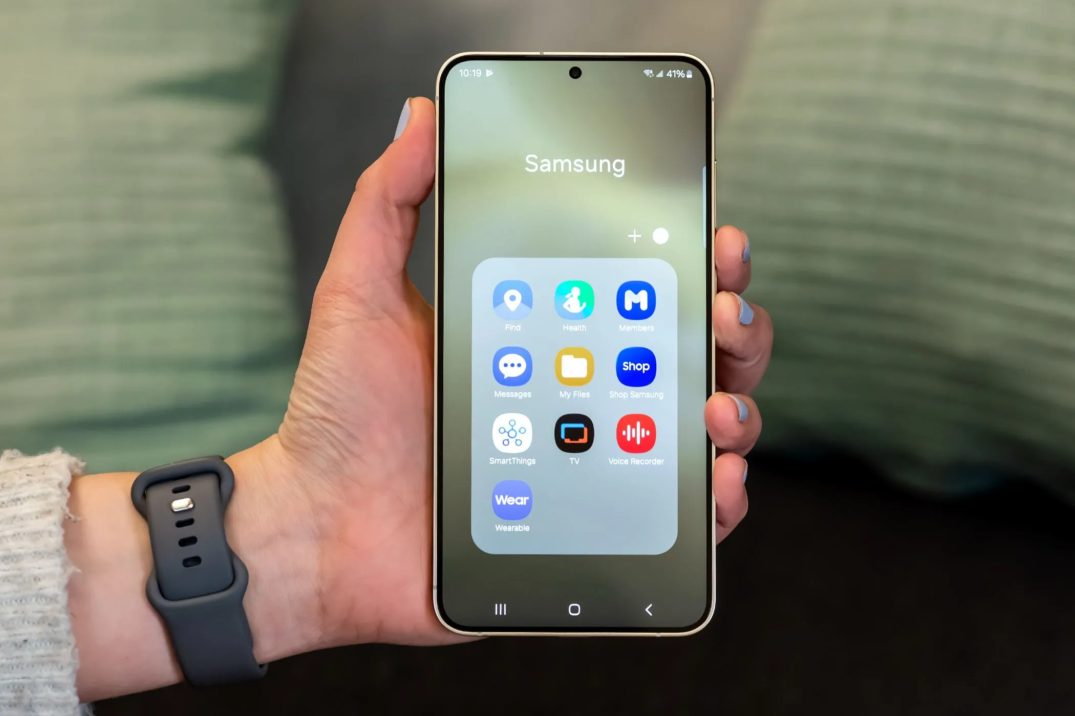 Điện thoại Samsung với thư mục chứa ứng dụng Samsung cài sẵn