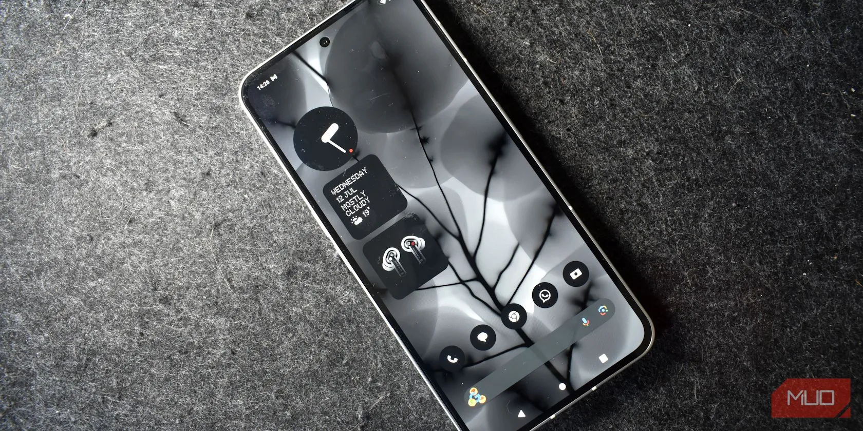 Điện thoại thông minh Nothing Phone 2 với màn hình được bảo vệ