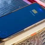 Điện thoại Ulefone Power Armor 13 thực hiện sạc không dây ngược cho thiết bị khác, minh họa tính năng chia sẻ pin