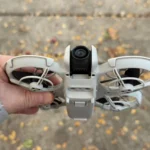 DJI Neo siêu nhỏ gọn nằm gọn trong lòng bàn tay, minh họa kích thước flycam