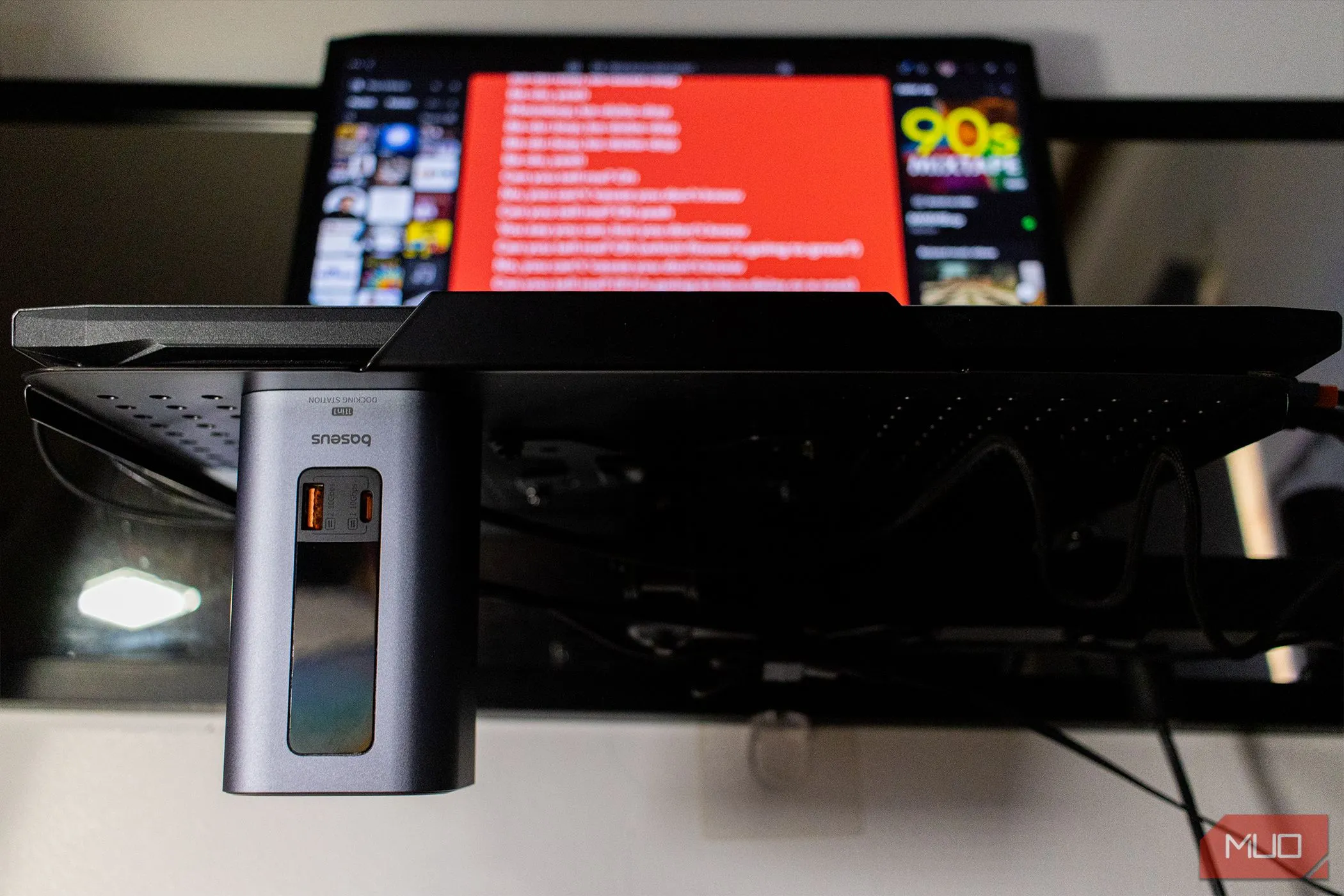 Docking Station Baseus Spacemate 11-in-1 được gắn từ tính cố định dưới khay đựng laptop, tối ưu không gian làm việc