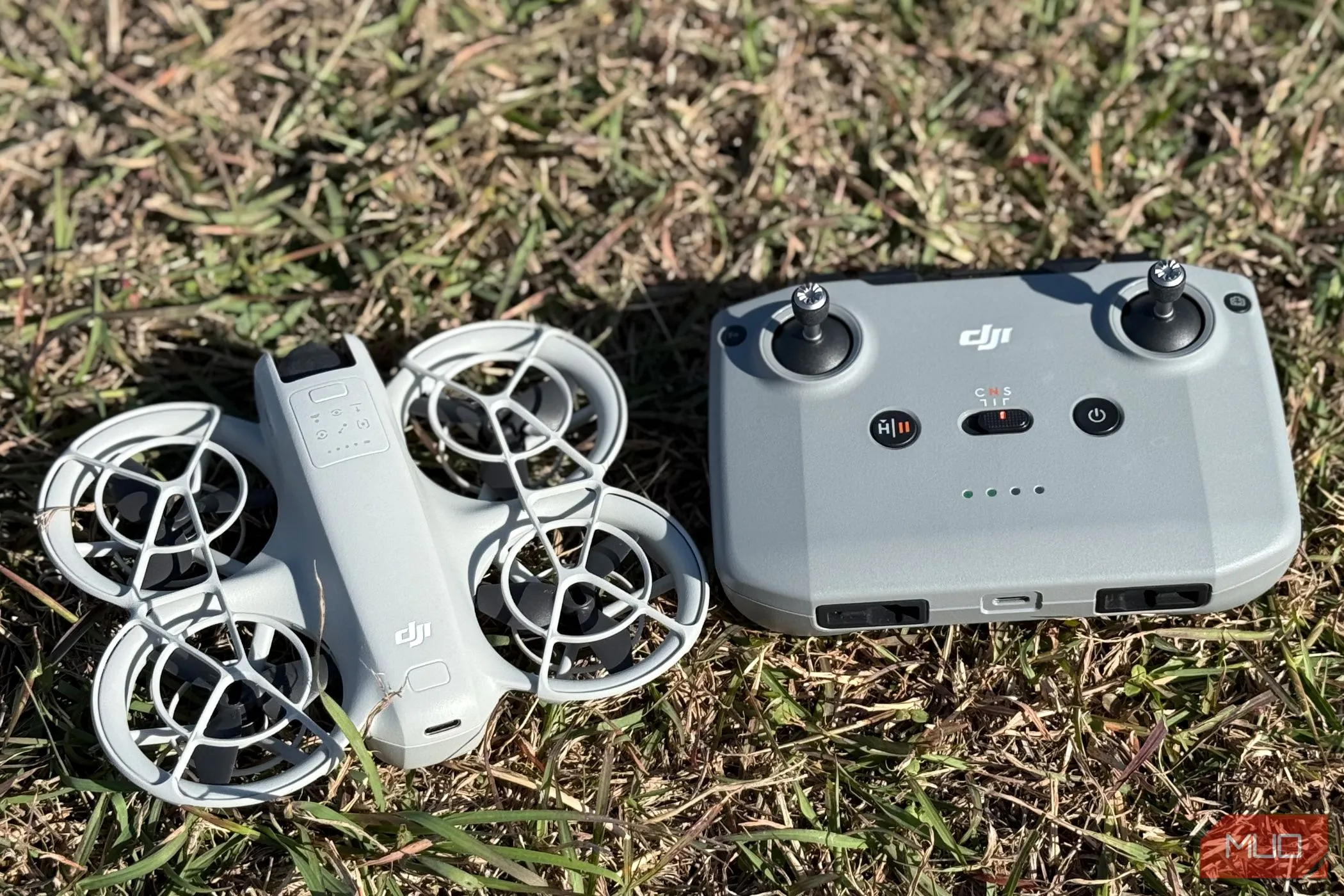 Flycam DJI Neo bên cạnh bộ điều khiển DJI RC-N3 tùy chọn, mở rộng khả năng bay