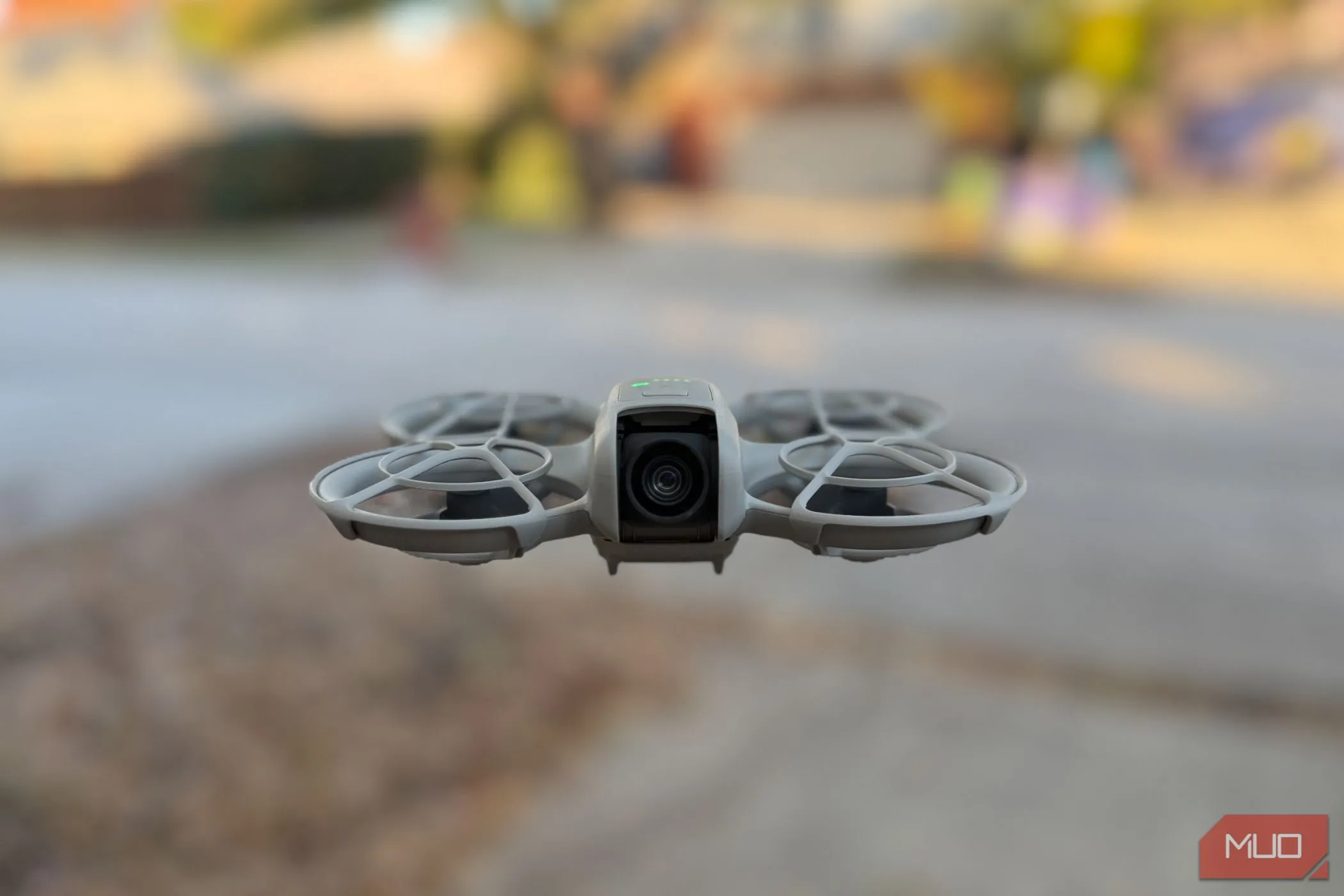 Flycam DJI Neo đang bay lượn trên không trung, thể hiện khả năng điều khiển linh hoạt