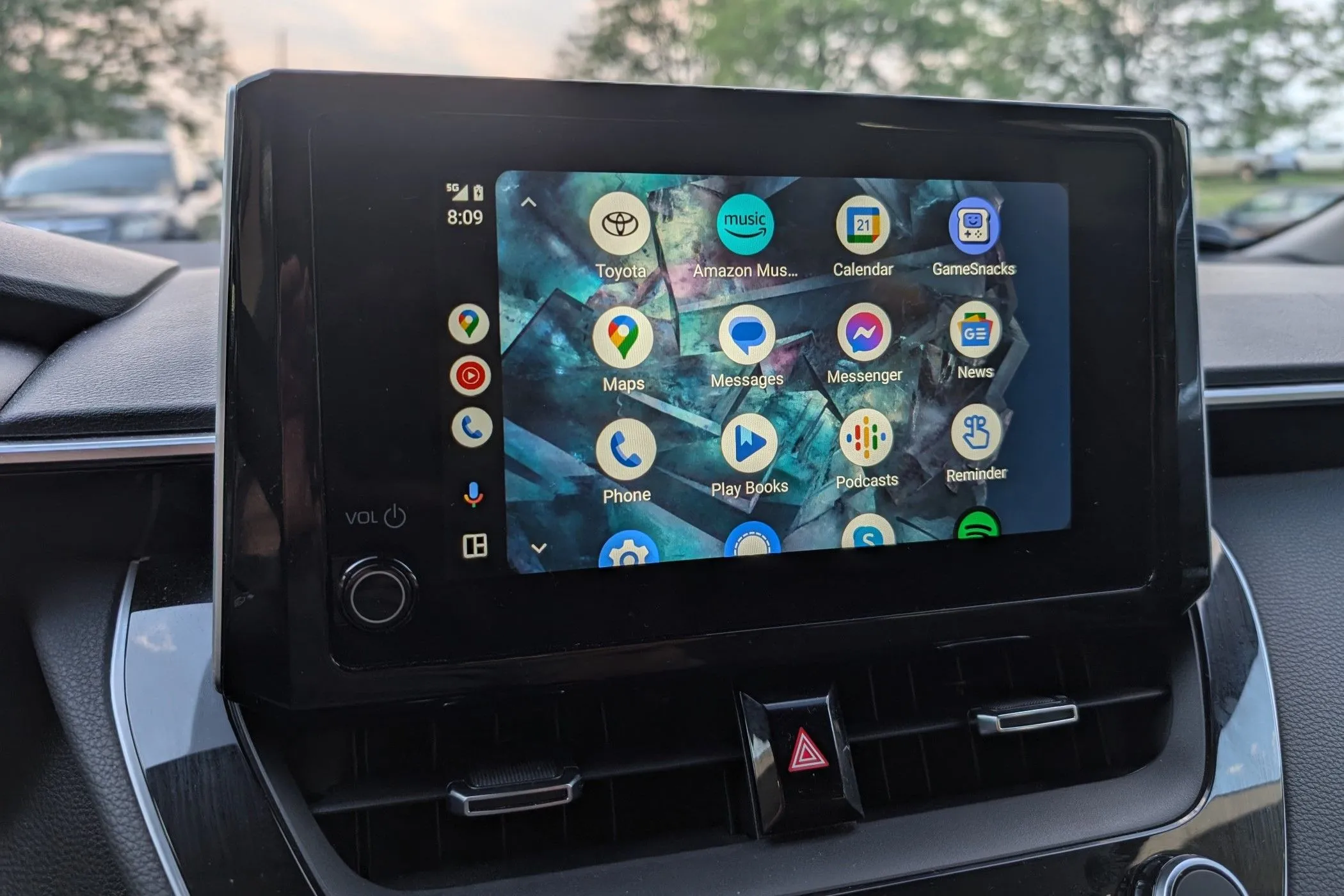 Giao diện Android Auto hiển thị danh sách các ứng dụng được hỗ trợ