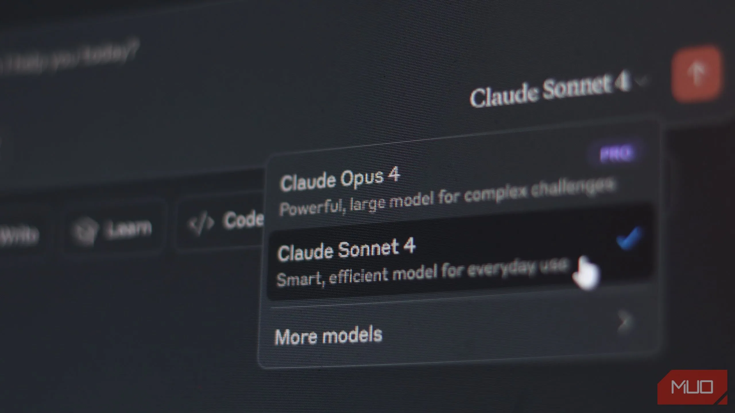 Giao diện chatbot Claude AI hiển thị các tùy chọn mô hình Claude Sonnet 4 và Claude Opus 4, minh họa cho sự phát triển của trí tuệ nhân tạo.