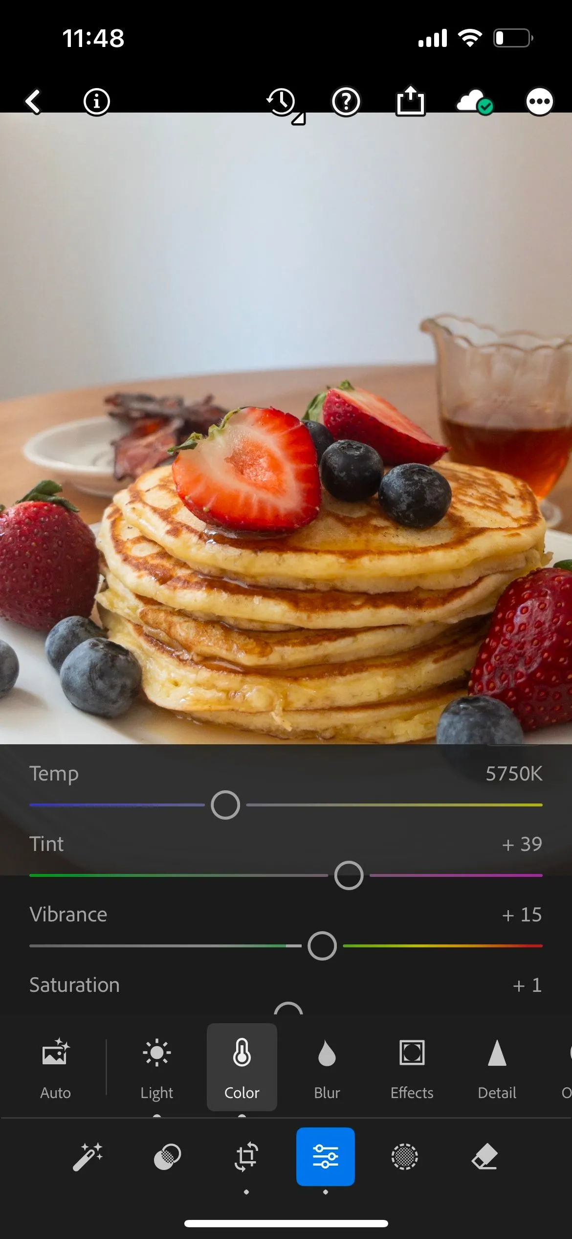 Giao diện chỉnh sửa màu sắc trong ứng dụng Lightroom Mobile, tối ưu hóa tông màu ảnh món ăn