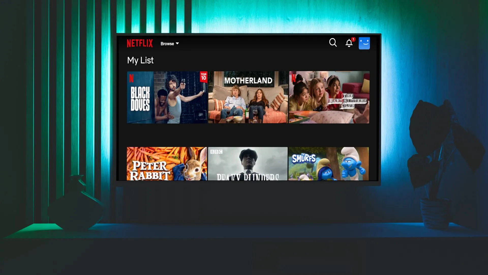 Giao diện danh sách phim Netflix hiển thị trên màn hình TV, minh họa trải nghiệm xem phim liên tục.