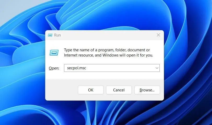 Giao diện hộp thoại Run trên Windows với lệnh "secpol.msc" để mở Chính sách Bảo mật Cục bộ.
