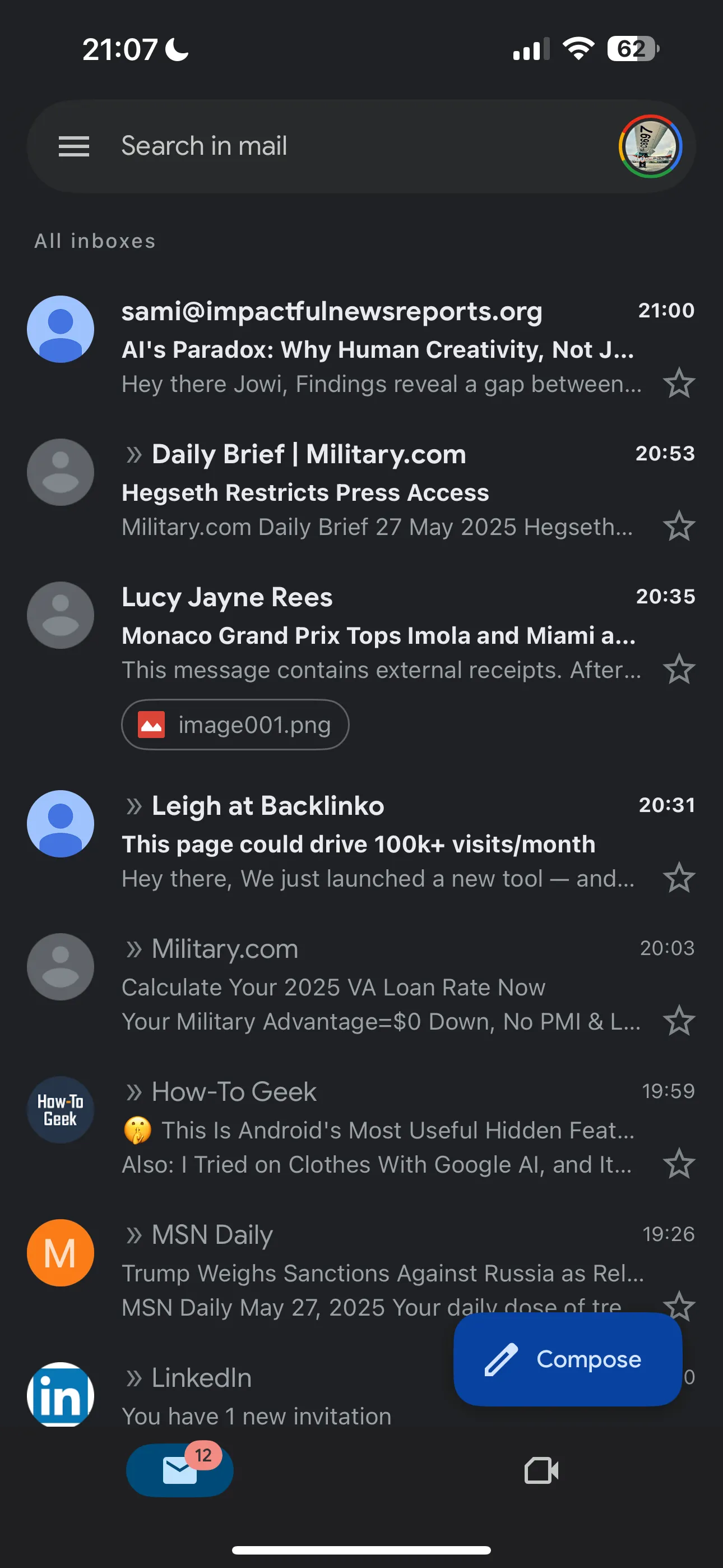 Giao diện hộp thư đến Gmail trên iPhone, minh họa trải nghiệm người dùng tối ưu hơn so với Apple Mail.