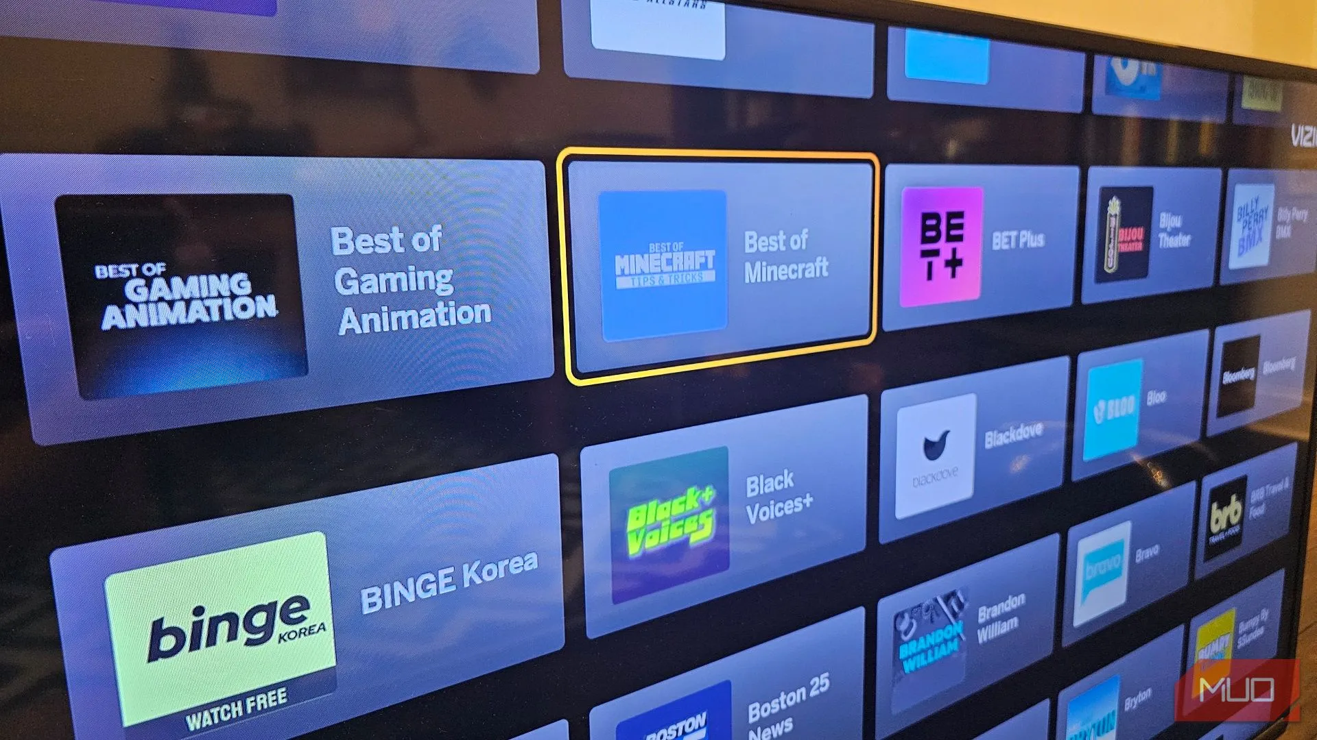 Giao diện kho ứng dụng của Smart TV Vizio, hiển thị các ứng dụng streaming phổ biến có sẵn để tải về