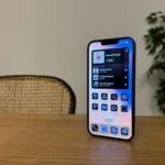 Giao diện màn hình chính iOS 18 với các tùy biến mới, minh họa cho vấn đề hiệu suất iOS.