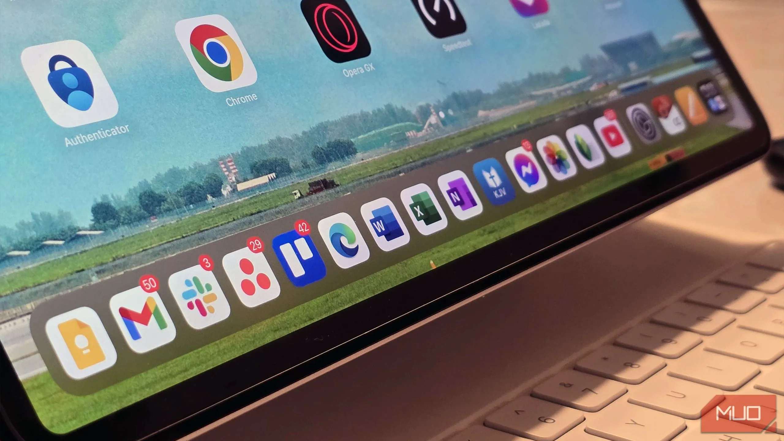 Giao diện màn hình chính iPad Air hiển thị các ứng dụng làm việc phổ biến như Microsoft 365, Google Drive và Adobe Lightroom.