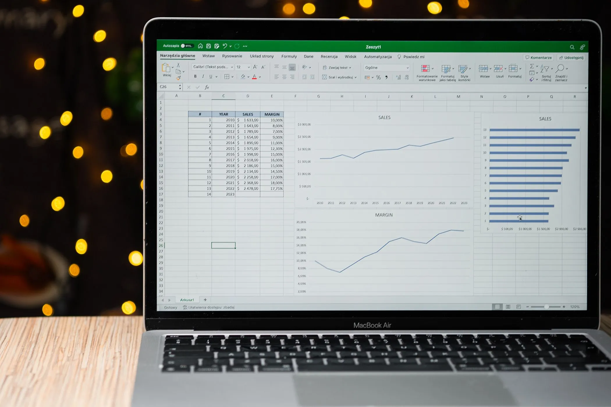 Giao diện Microsoft Excel trên laptop MacBook Air