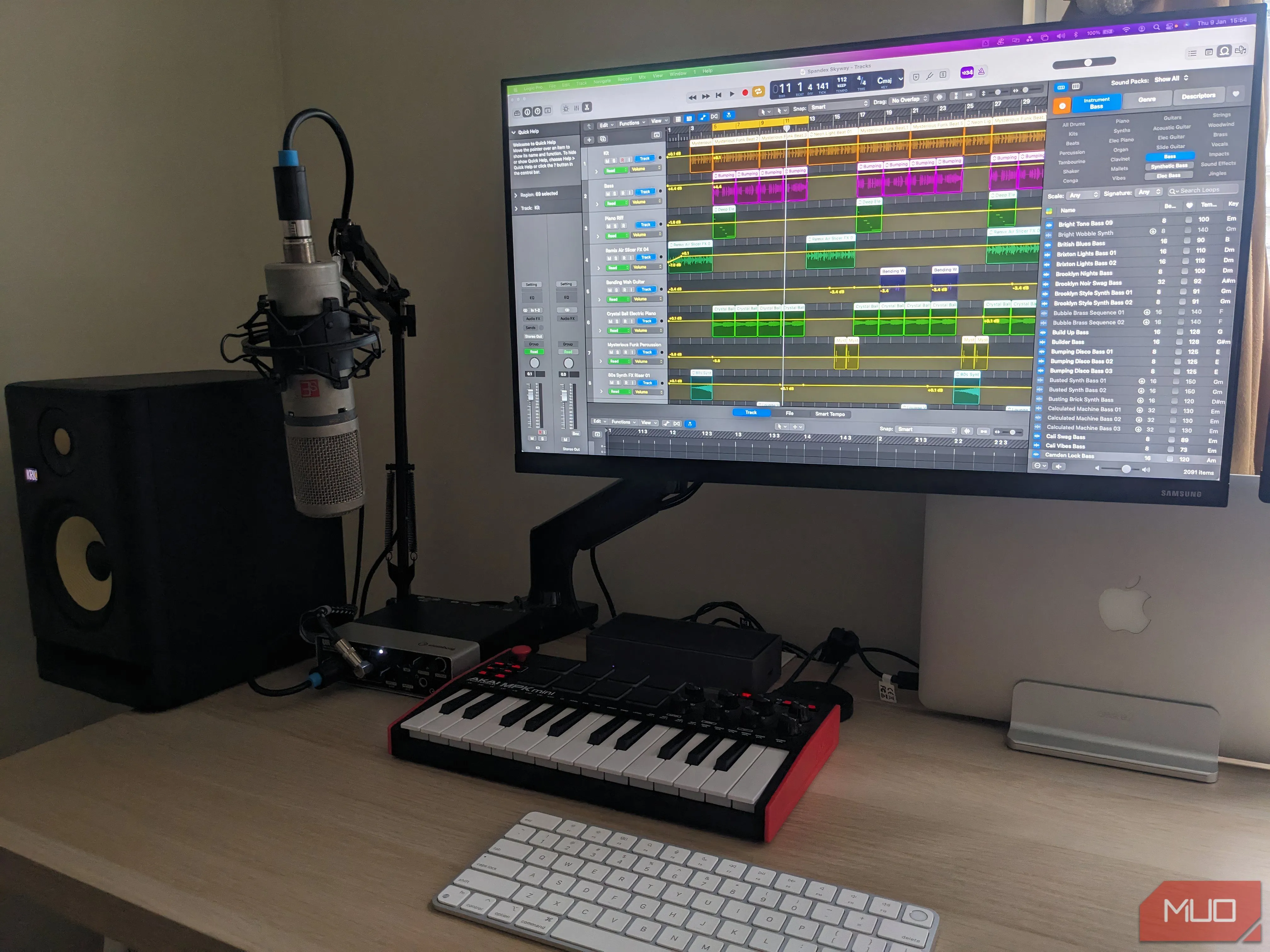 Giao diện phần mềm Logic Pro trên máy trạm âm thanh kỹ thuật số (DAW), biểu thị quá trình sáng tạo âm nhạc chuyên nghiệp.