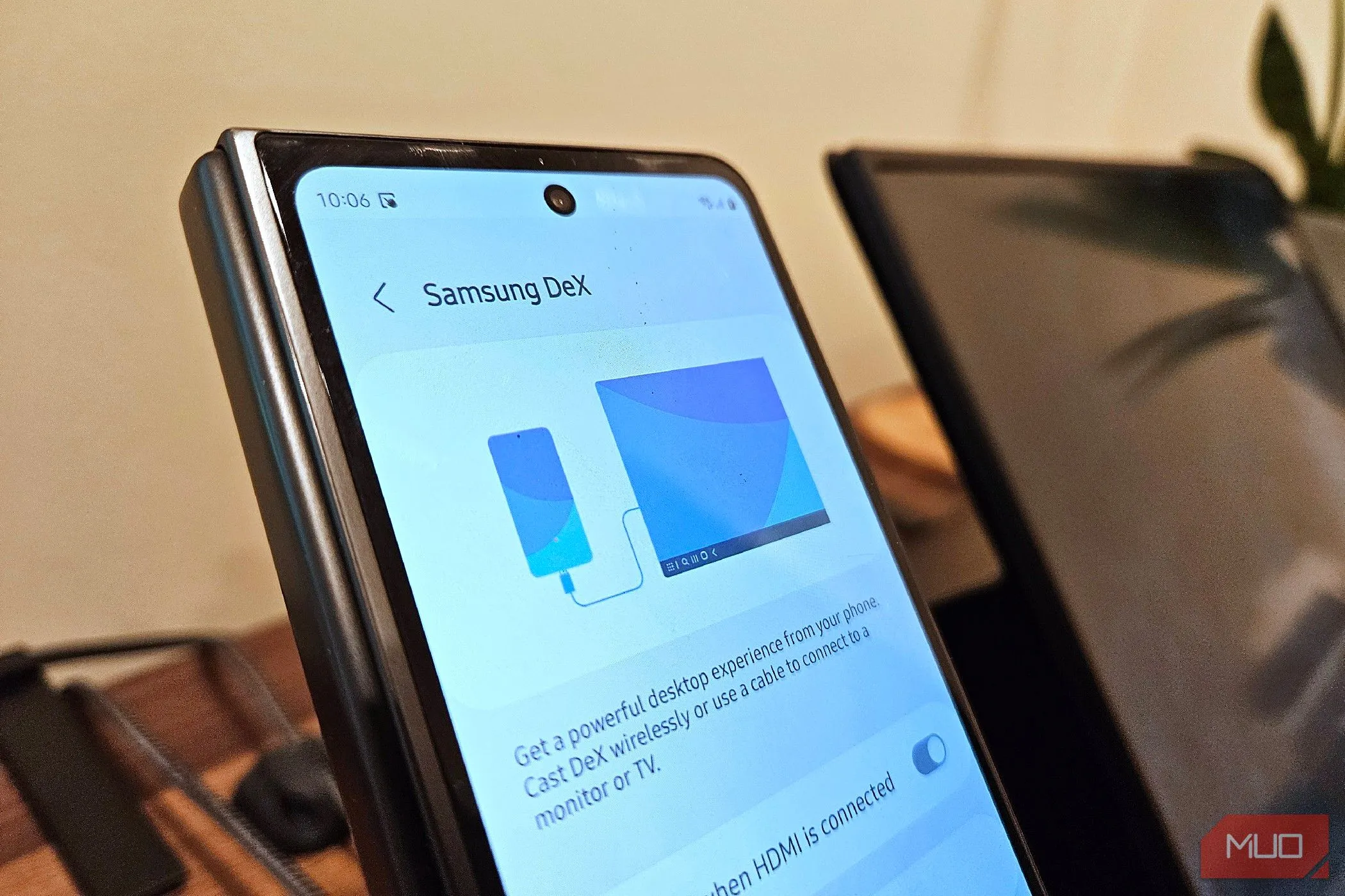 Giao diện Samsung DeX trên Samsung Galaxy Z Fold 5 kết nối với màn hình di động