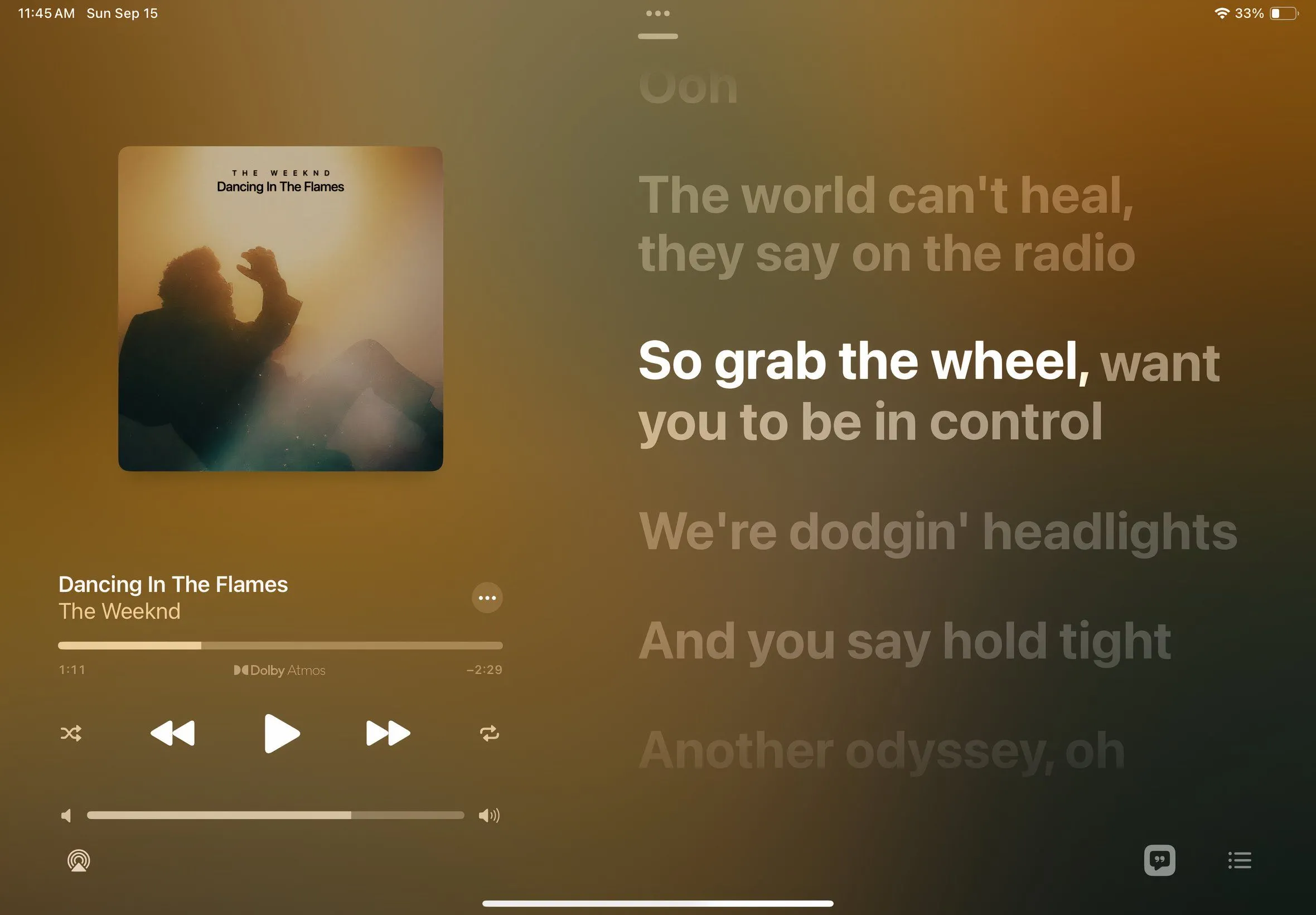 Giao diện tính năng Apple Music Sing (Karaoke) hiển thị lời bài hát thời gian thực và tùy chỉnh giọng ca sĩ.