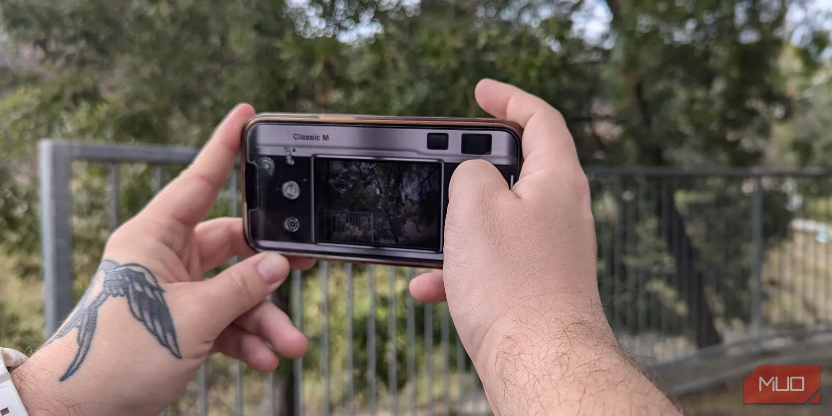 Giao diện ứng dụng OldRoll trên iPhone mô phỏng mặt sau máy ảnh film với khung ngắm lớn