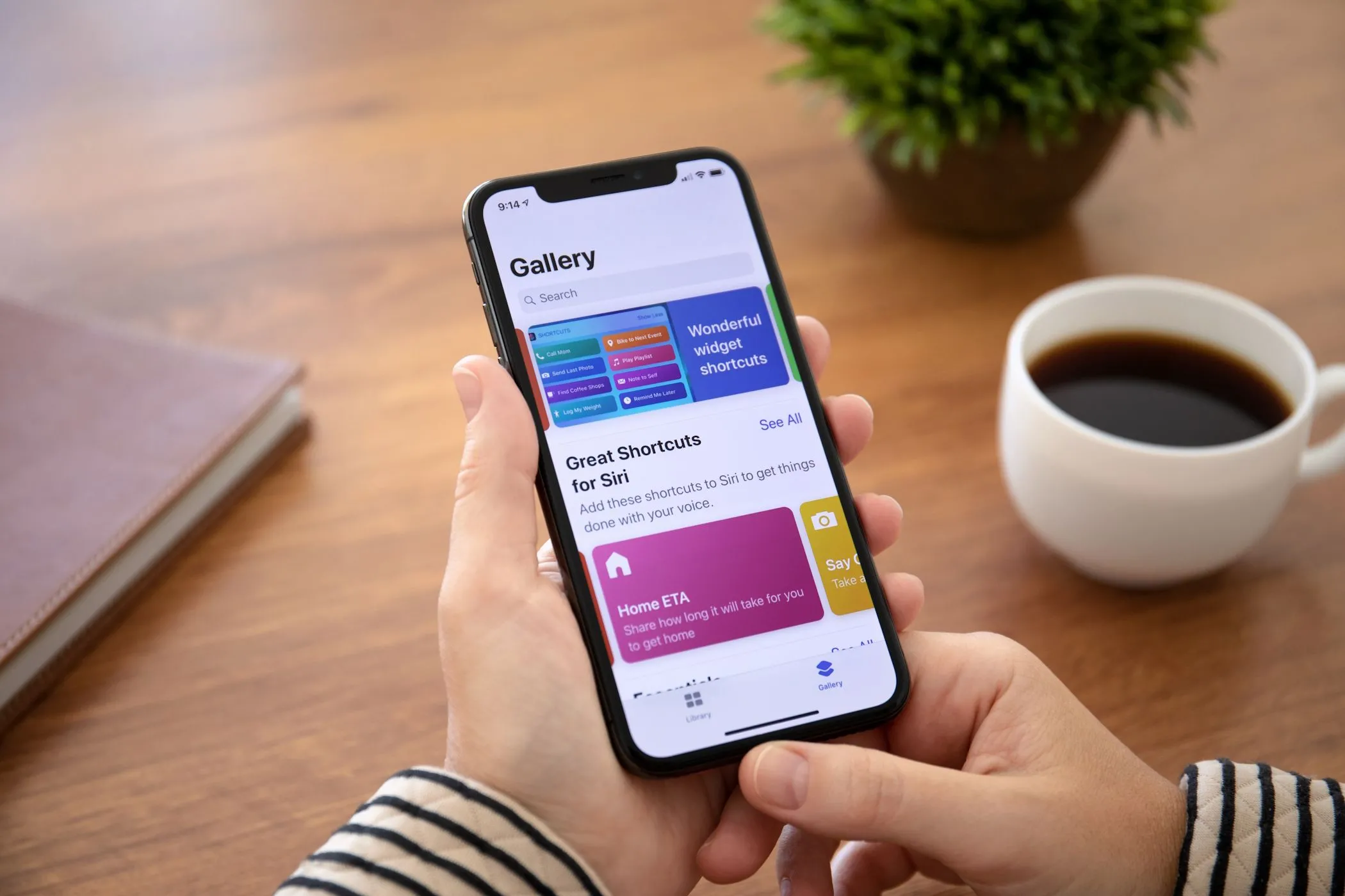 Giao diện ứng dụng Phím tắt (Shortcuts) trên iPhone, với phần Thư viện (Gallery) hiển thị các gợi ý tự động hóa tiện ích