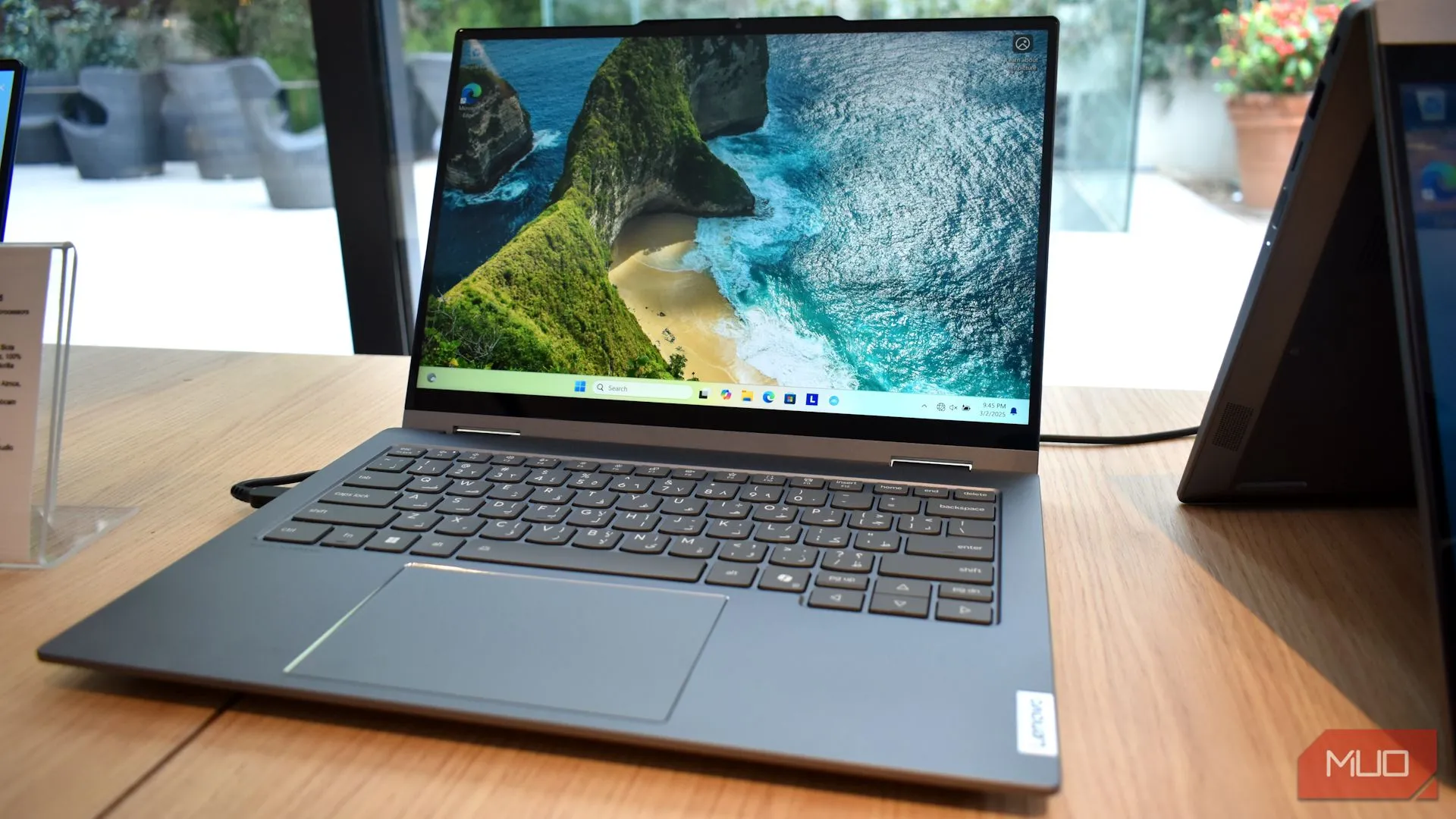 Góc nhìn phía trước của laptop Lenovo Yoga Solar PC với màn hình hiển thị, ra mắt tại MWC 2025.
