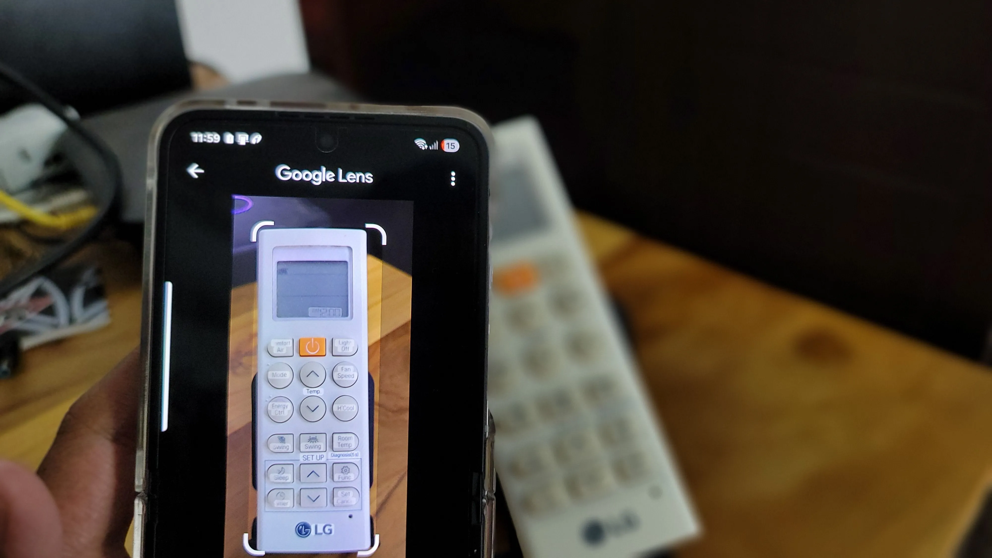 Google Lens nhận diện remote máy lạnh để tìm hướng dẫn sử dụng sản phẩm