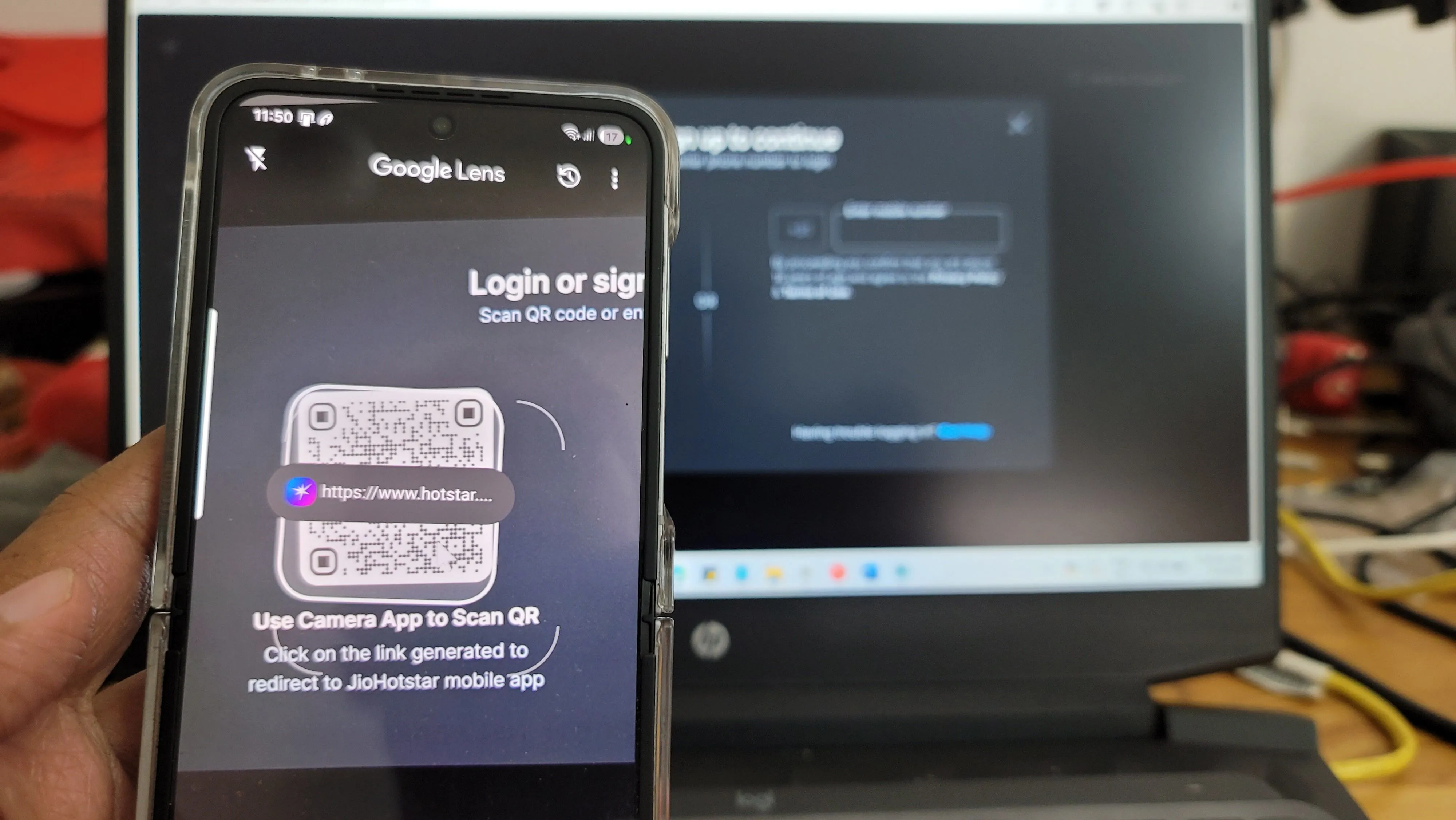 Google Lens quét mã QR hiển thị liên kết và nội dung nhúng