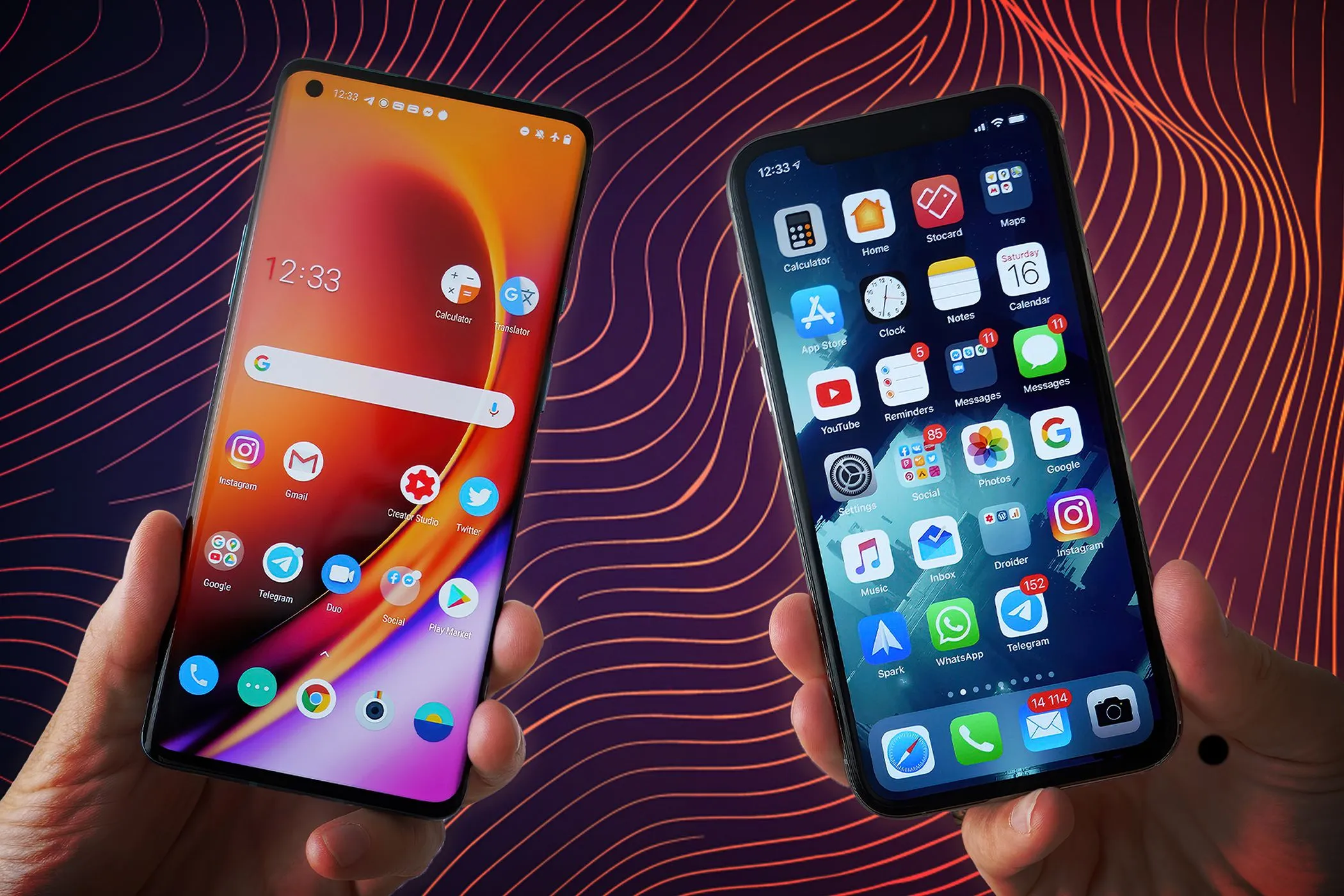 Hai bàn tay cầm song song một chiếc iPhone và một điện thoại Android, minh họa việc sử dụng song song hai thiết bị