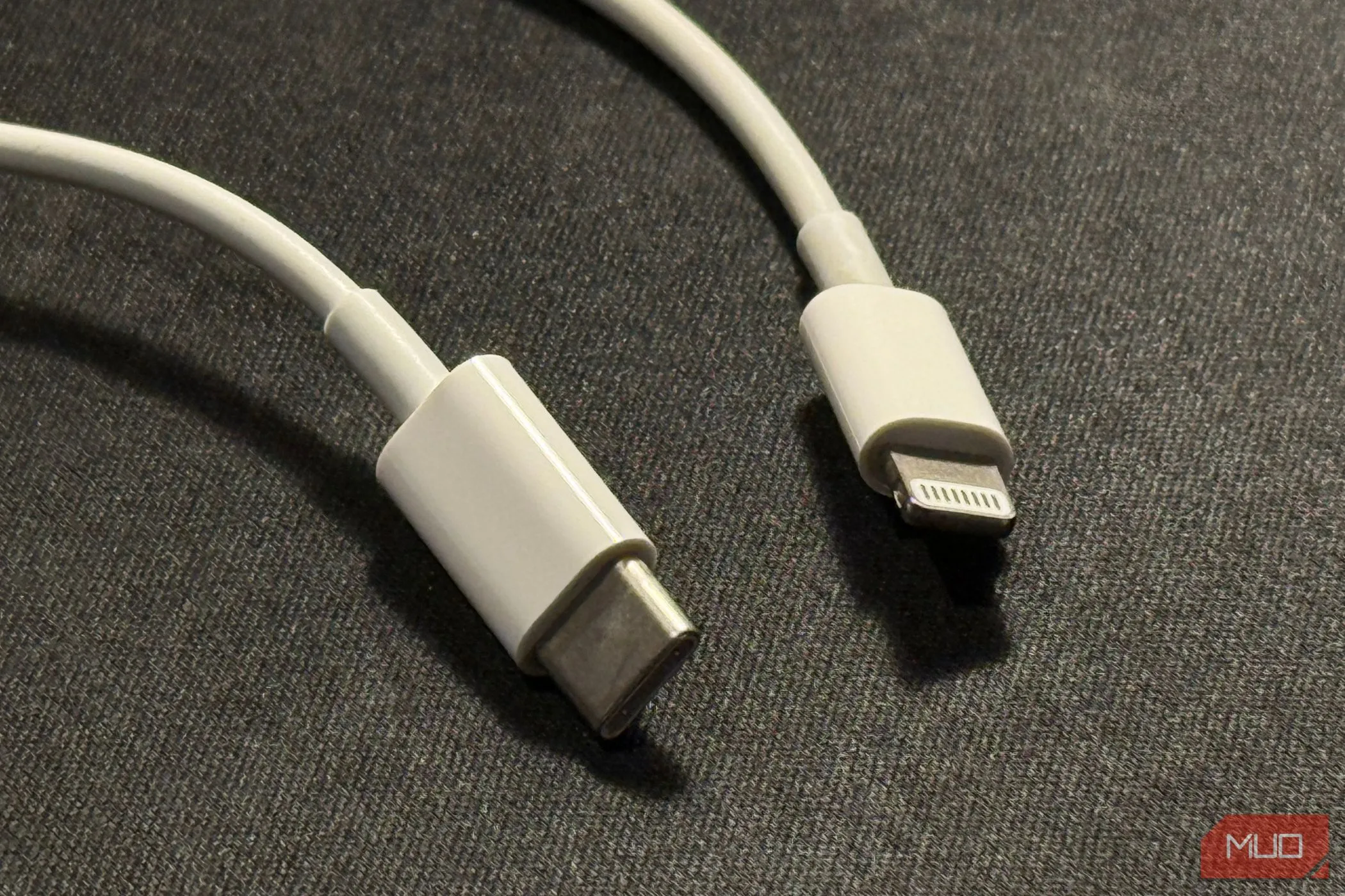 Hai đầu cáp sạc Lightning sang USB-C
