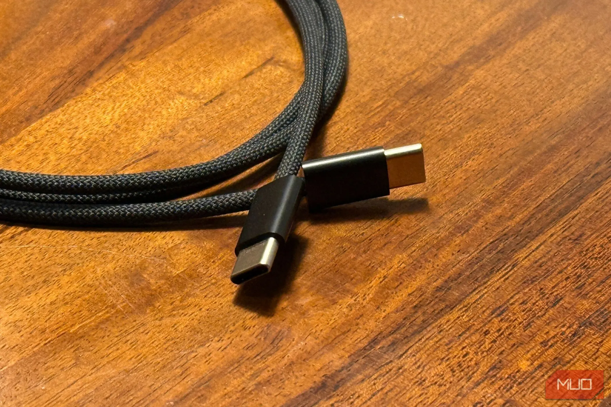 Hai đầu cáp USB-C sang USB-C trên bàn gỗ